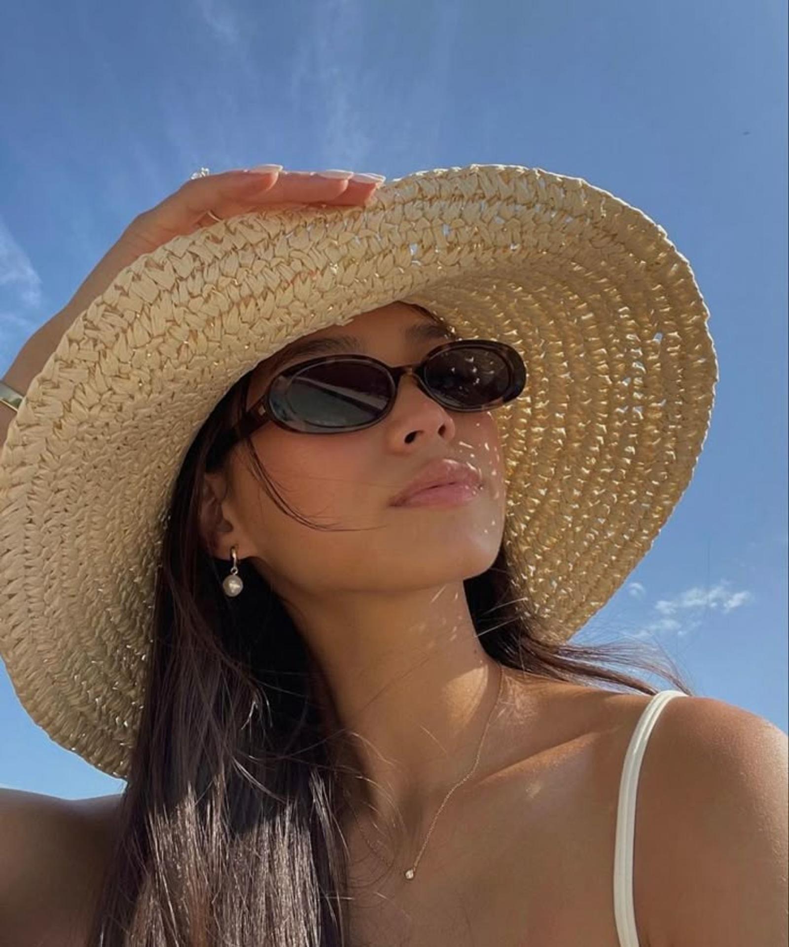 5 Ide Gaya Selfie Pakai Topi yang Keren, Anti Mati Gaya, Deh!