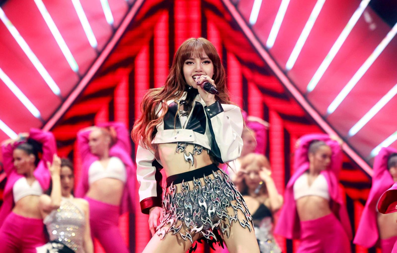 Tampil di Oscars 2025, Ini Gaya Panggung Lisa ‘BLACKPINK’ Paling Viral