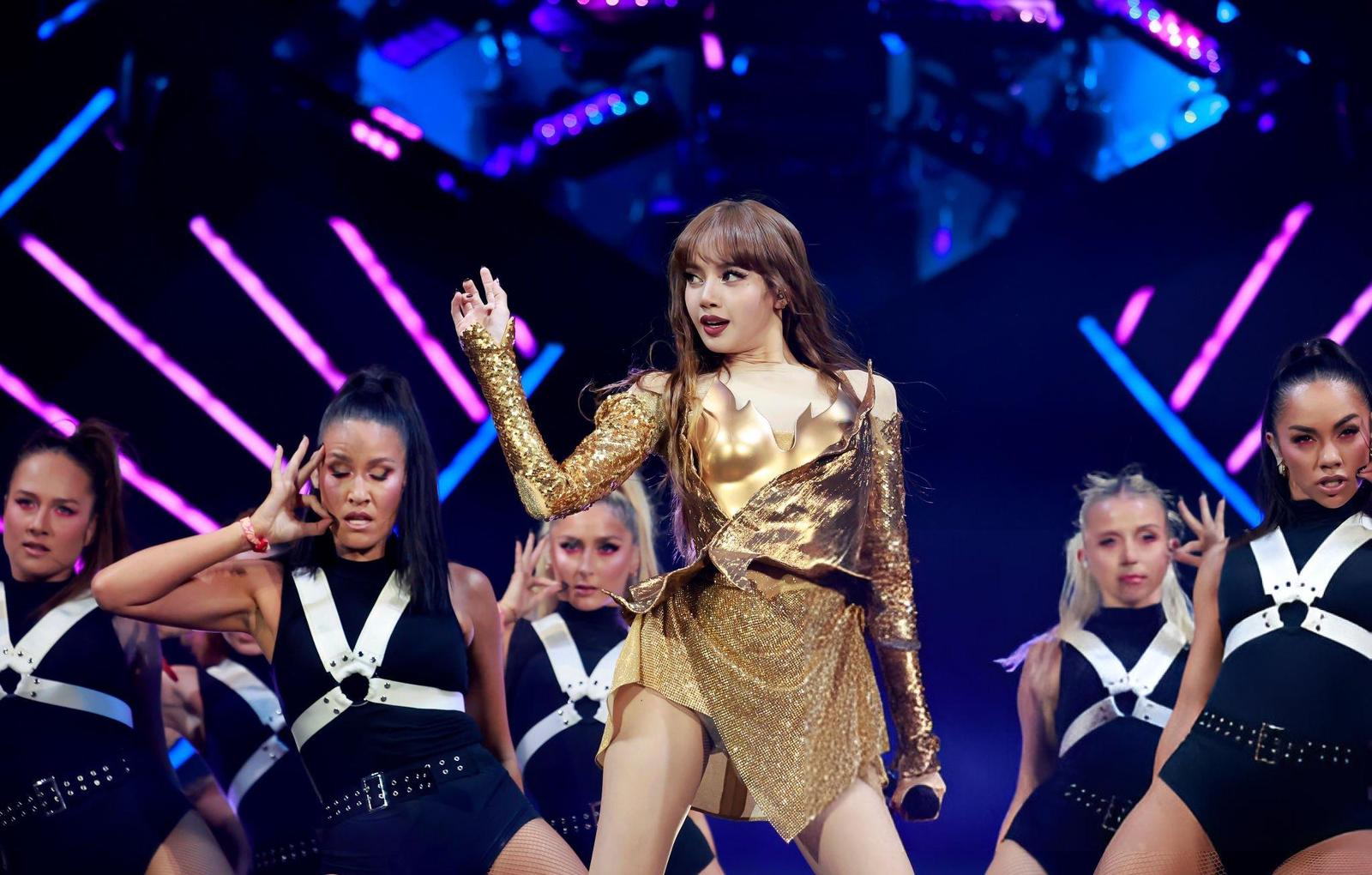 Tampil di Oscars 2025, Ini Gaya Panggung Lisa ‘BLACKPINK’ Paling Viral