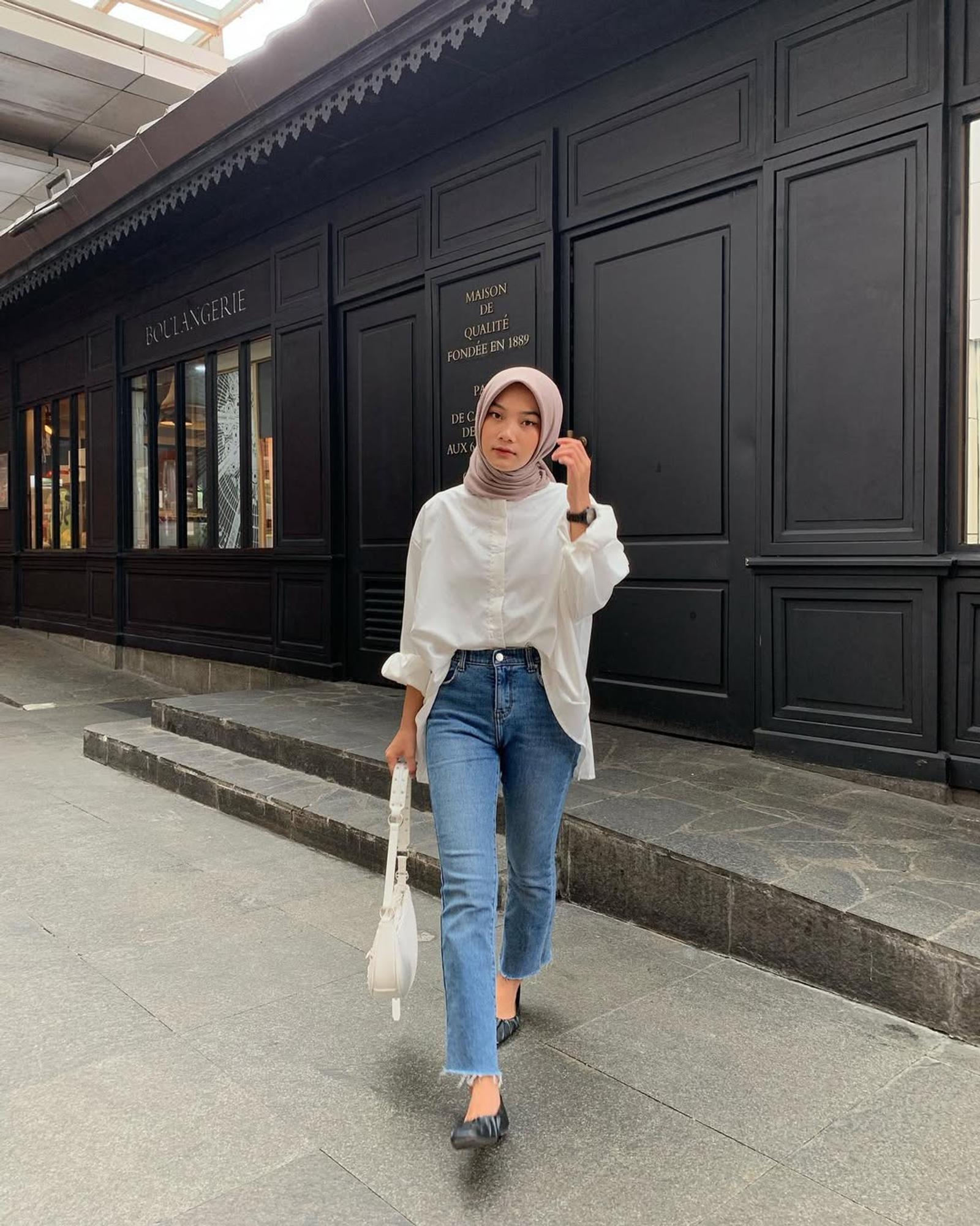 7 Tips Mix and Match Style Hijab Kemeja Putih dan Jeans