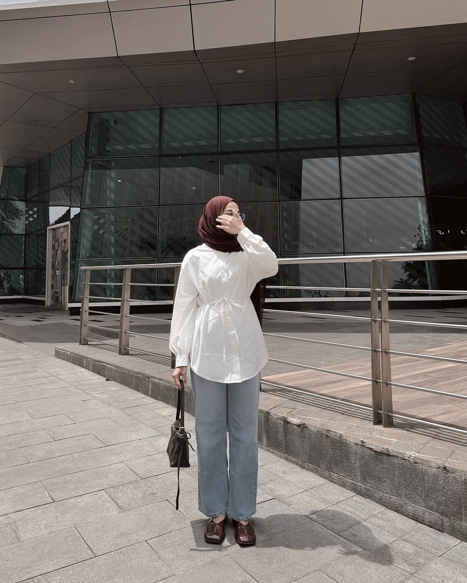 7 Tips Mix and Match Style Hijab Kemeja Putih dan Jeans