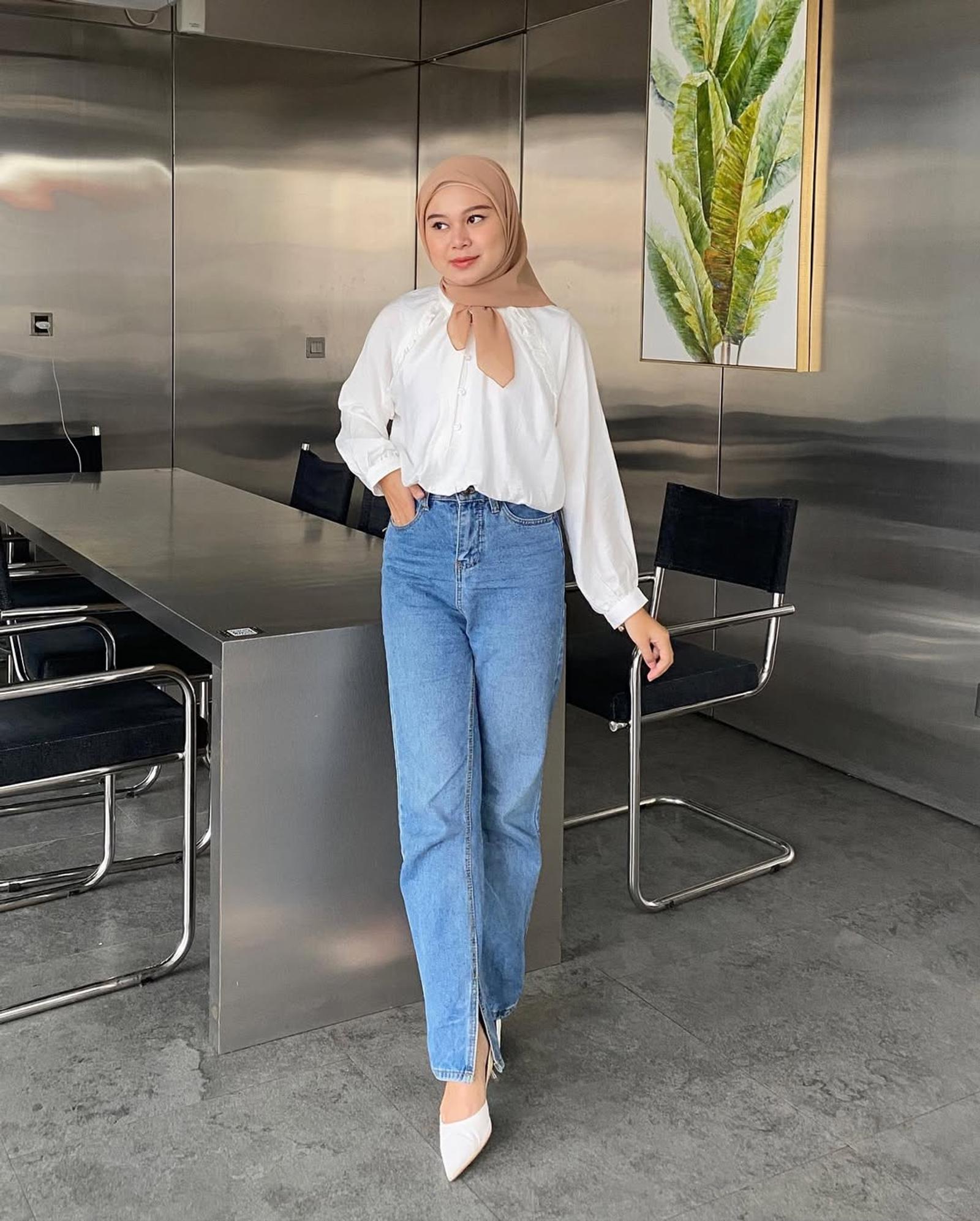 7 Tips Mix and Match Style Hijab Kemeja Putih dan Jeans
