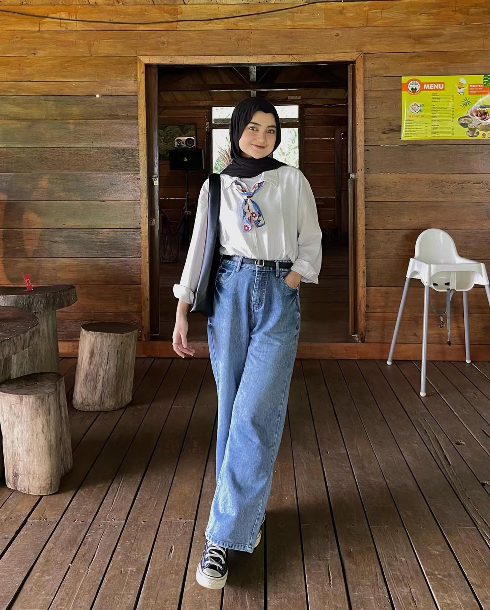 7 Tips Mix and Match Style Hijab Kemeja Putih dan Jeans