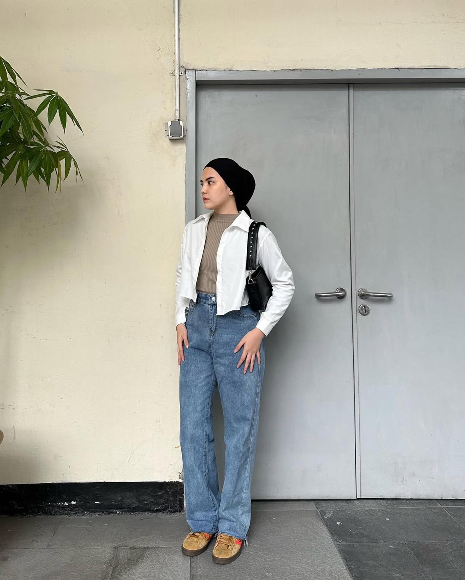 7 Tips Mix and Match Style Hijab Kemeja Putih dan Jeans