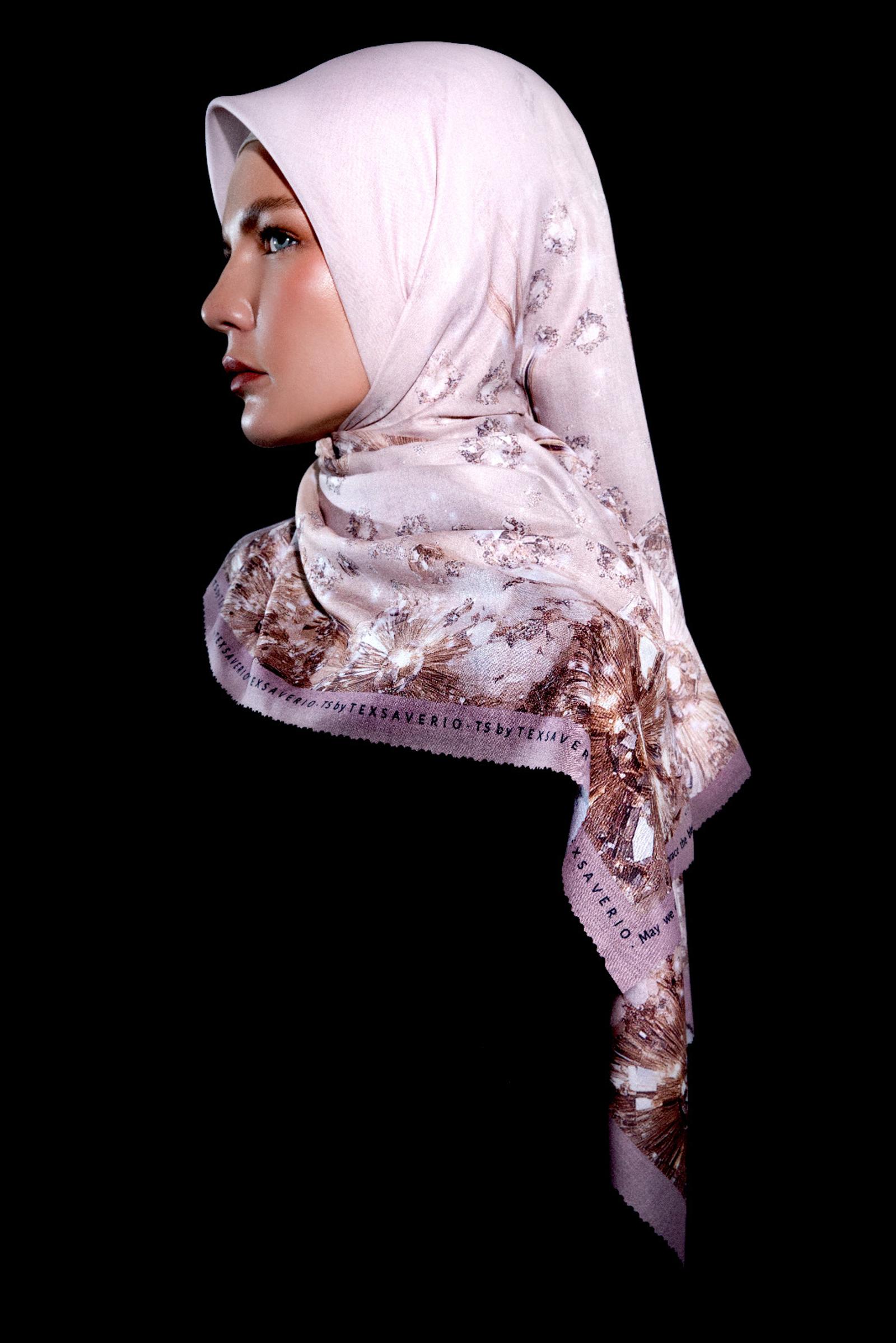 Tex Saverio, Paula Verhoeven & Bubah Alfian Merilis Scarf Mewah