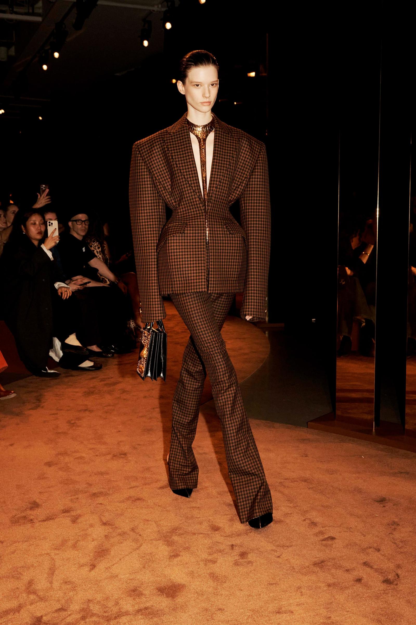 Schiaparelli Adaptasi Gaya Khas Koboi Amerika di Koleksi F/W 2025