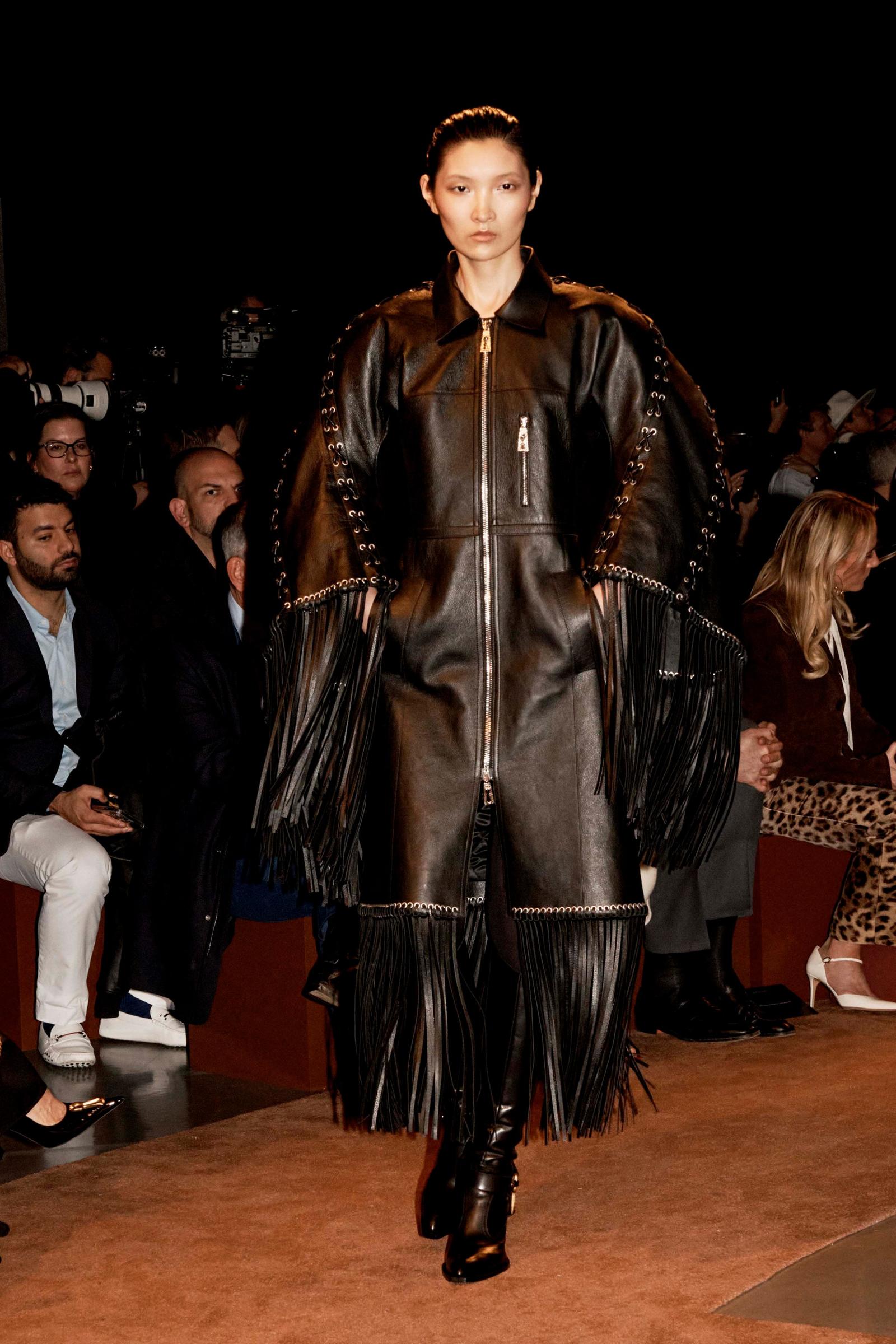 Schiaparelli Adaptasi Gaya Khas Koboi Amerika di Koleksi F/W 2025