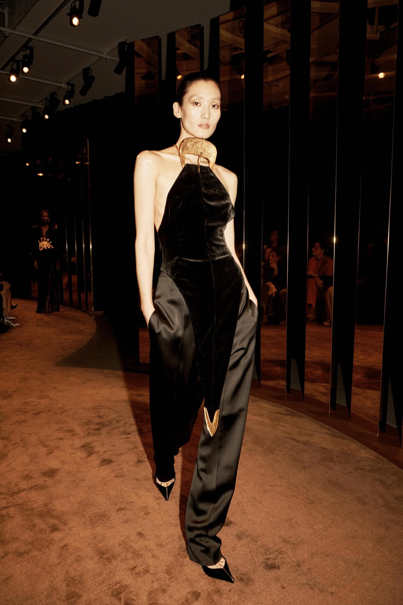 Schiaparelli Adaptasi Gaya Khas Koboi Amerika di Koleksi F/W 2025