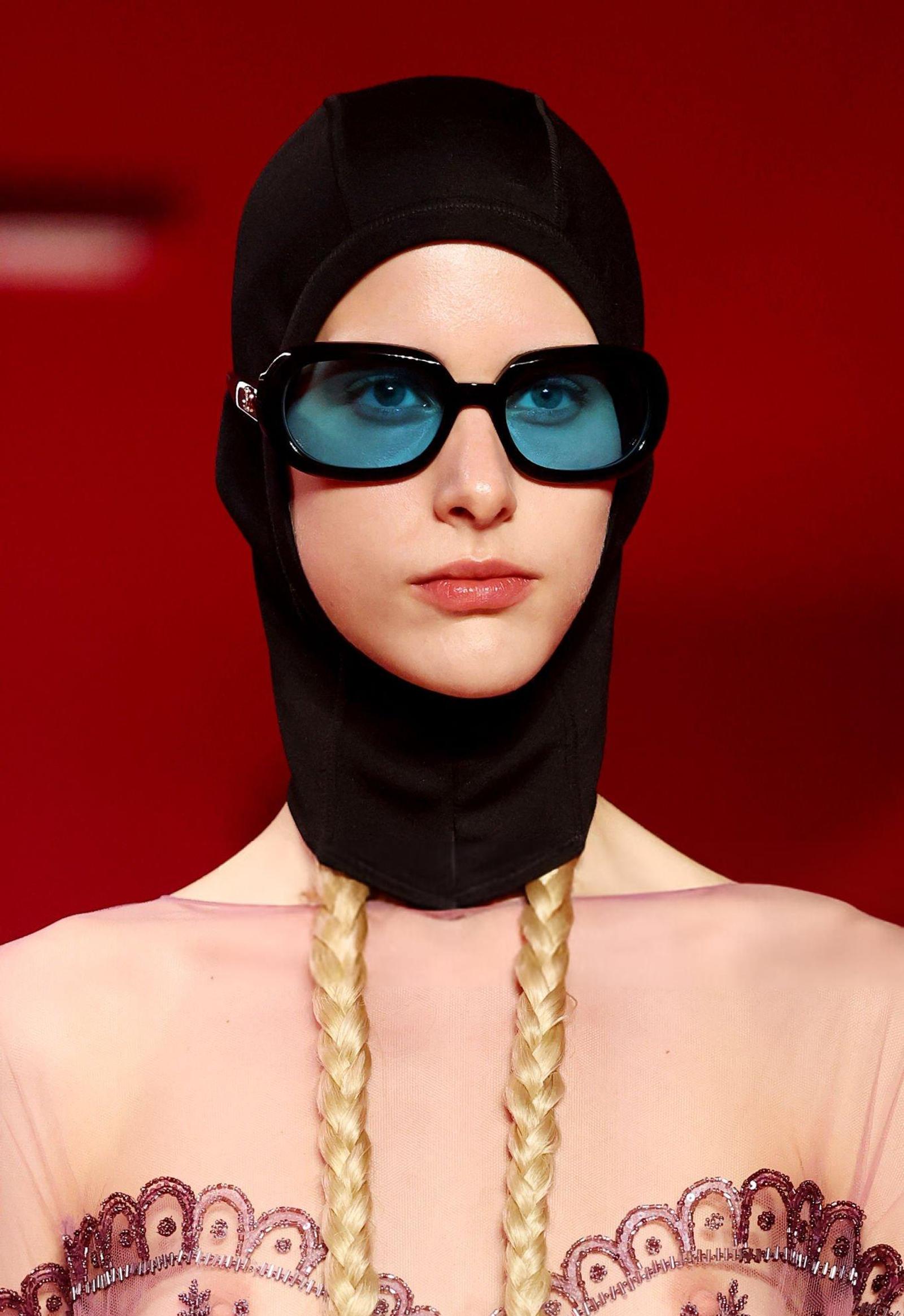 Alessandro Michele Hadirkan Intimasi Eksentrik di Valentino F/W 2025