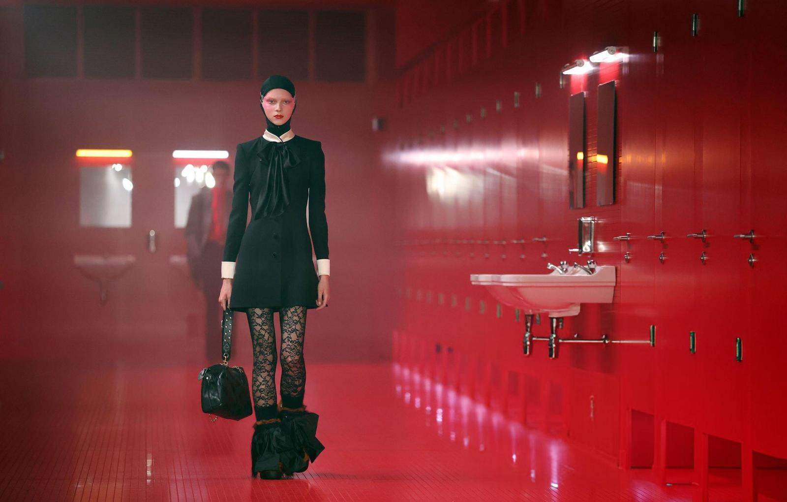Alessandro Michele Hadirkan Intimasi Eksentrik di Valentino F/W 2025