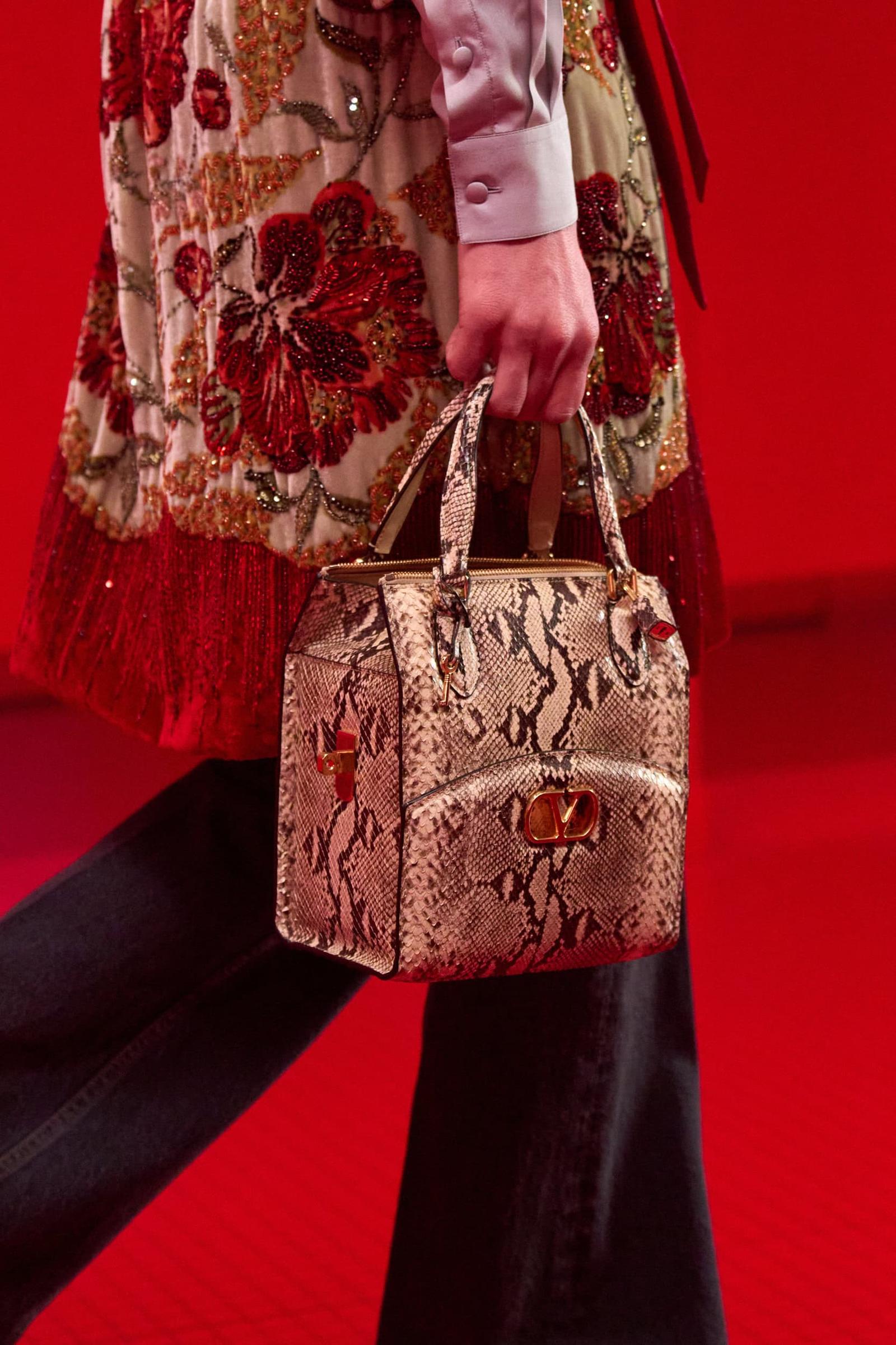 Alessandro Michele Hadirkan Intimasi Eksentrik di Valentino F/W 2025