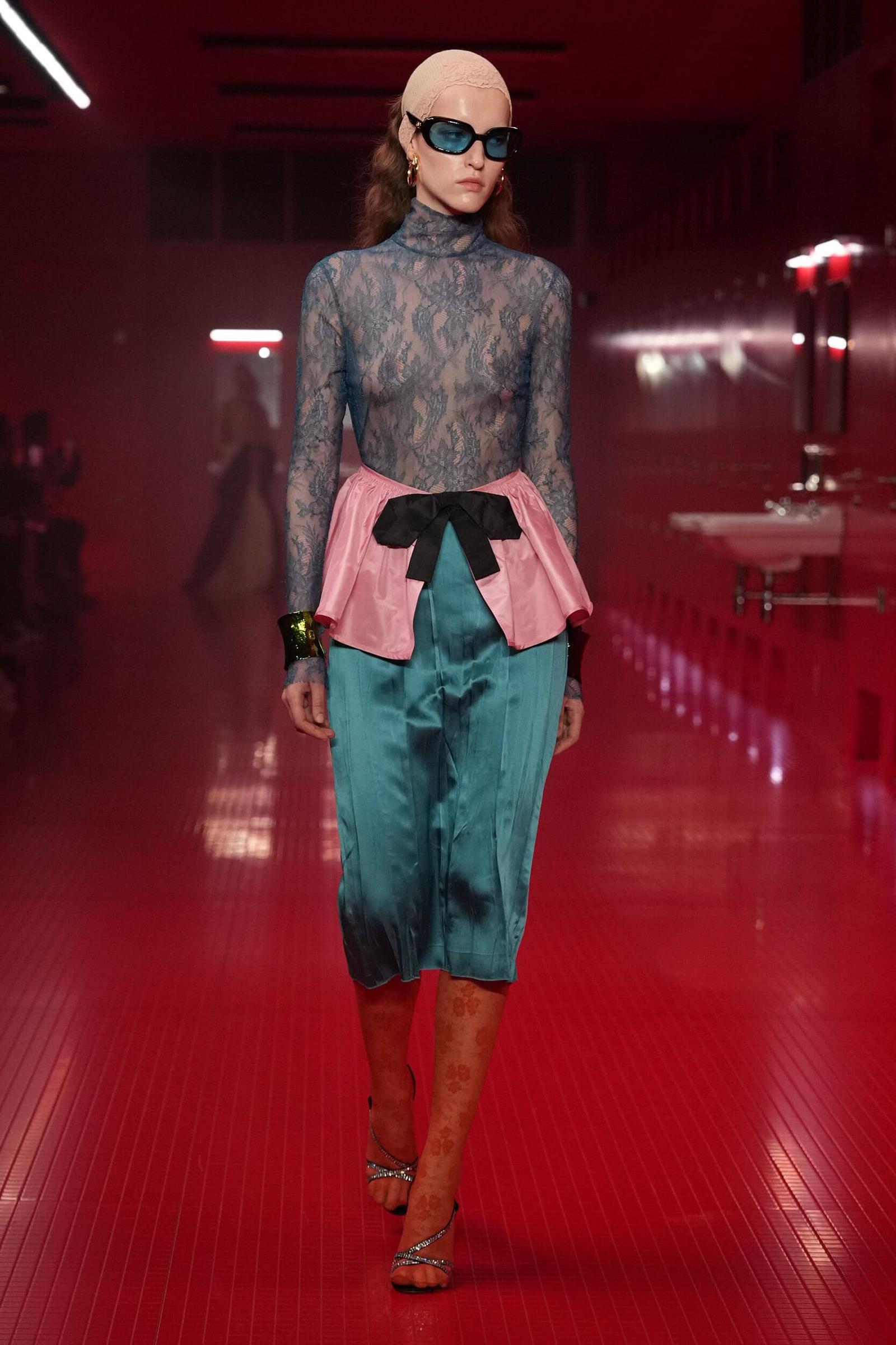 Alessandro Michele Hadirkan Intimasi Eksentrik di Valentino F/W 2025