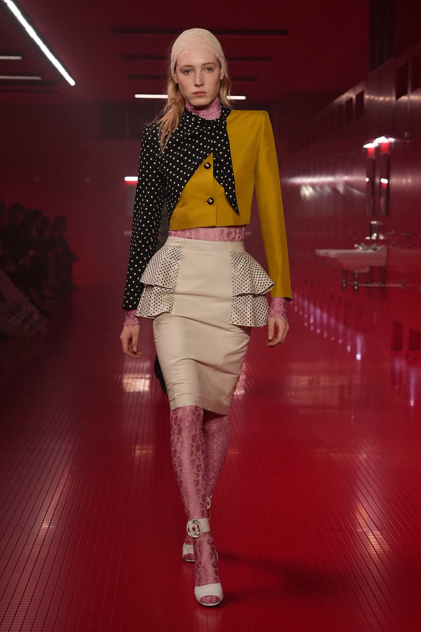 Alessandro Michele Hadirkan Intimasi Eksentrik di Valentino F/W 2025