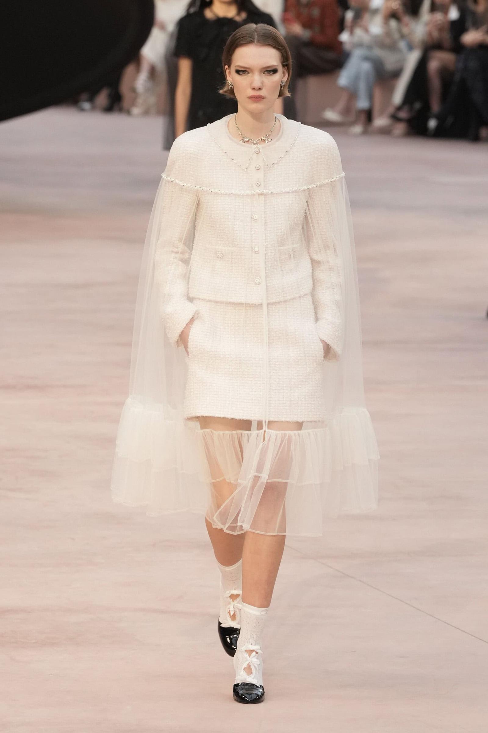 Lewat Pita dan Mutiara, Chanel Perlihatkan Identitas Asli di F/W 2025