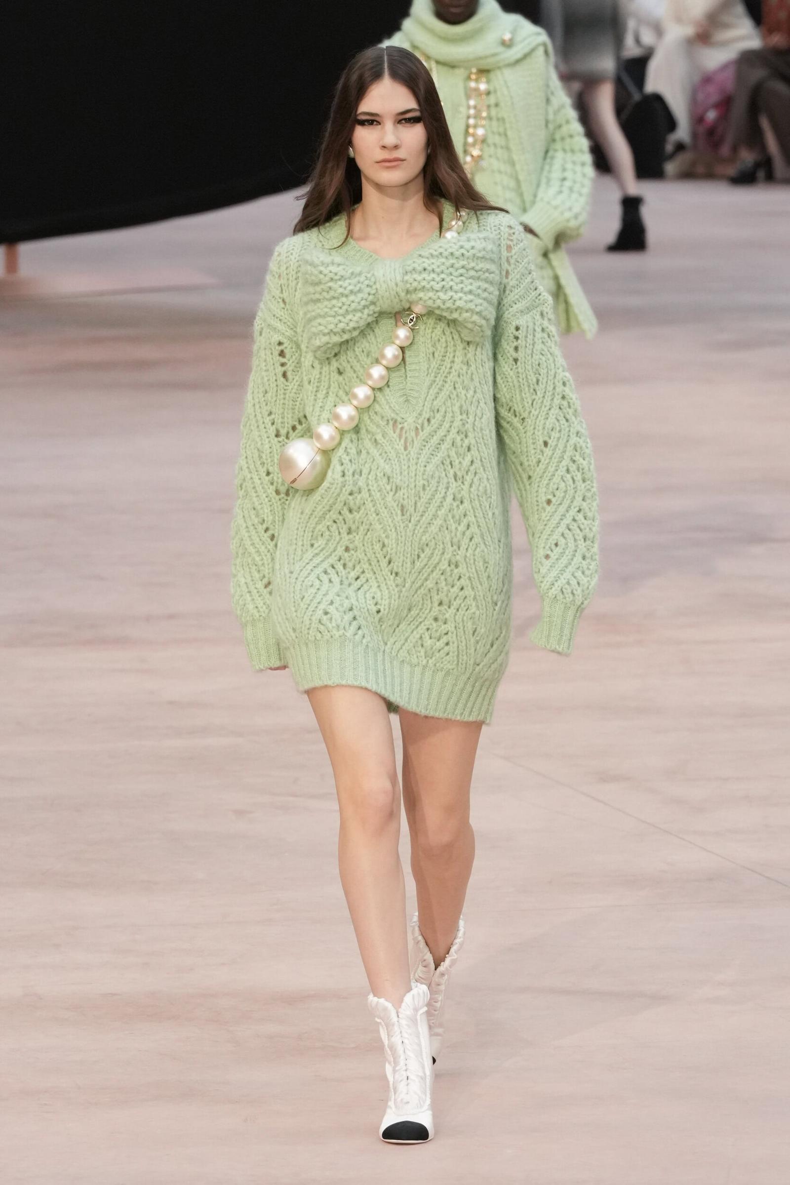 Lewat Pita dan Mutiara, Chanel Perlihatkan Identitas Asli di F/W 2025