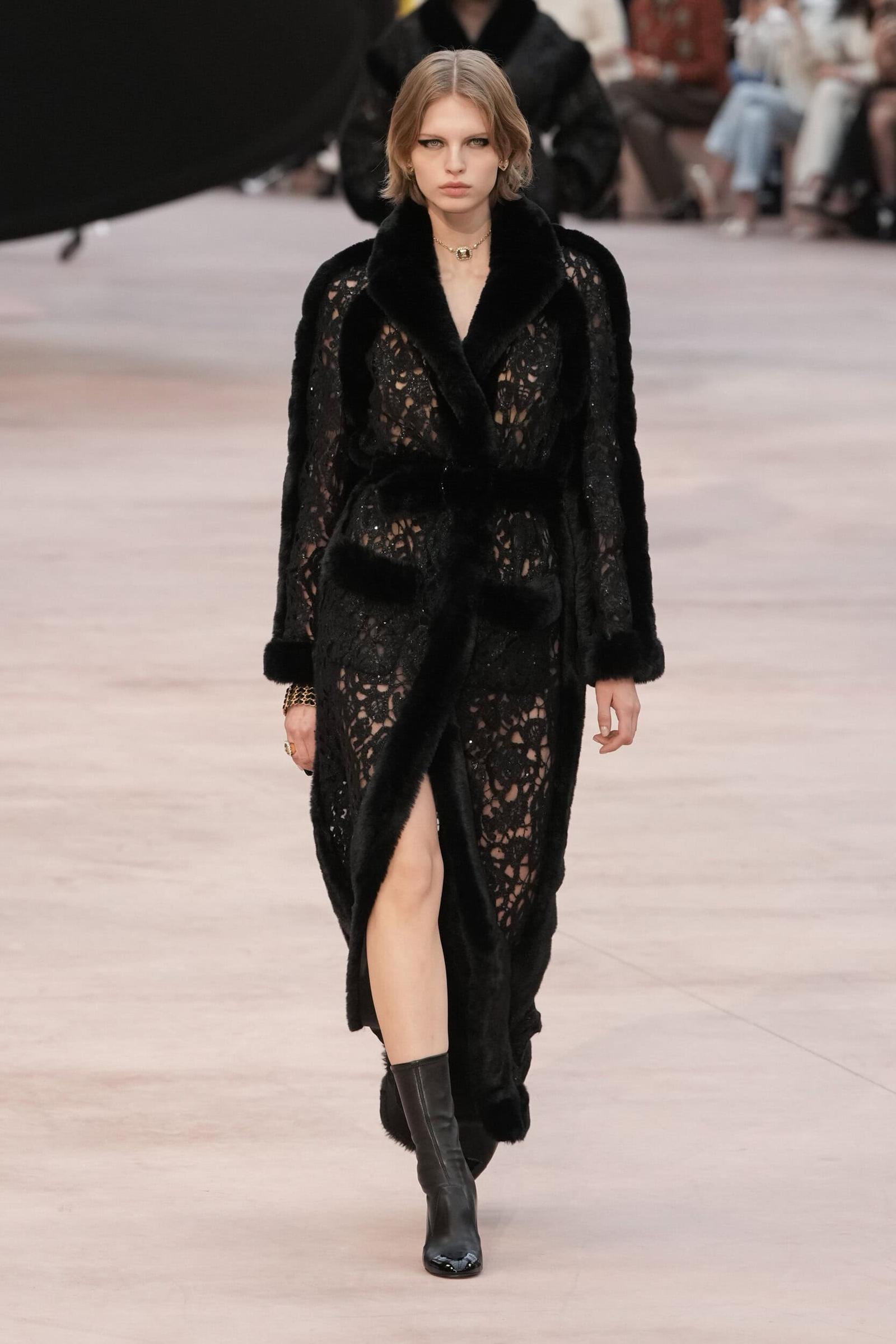 Lewat Pita dan Mutiara, Chanel Perlihatkan Identitas Asli di F/W 2025
