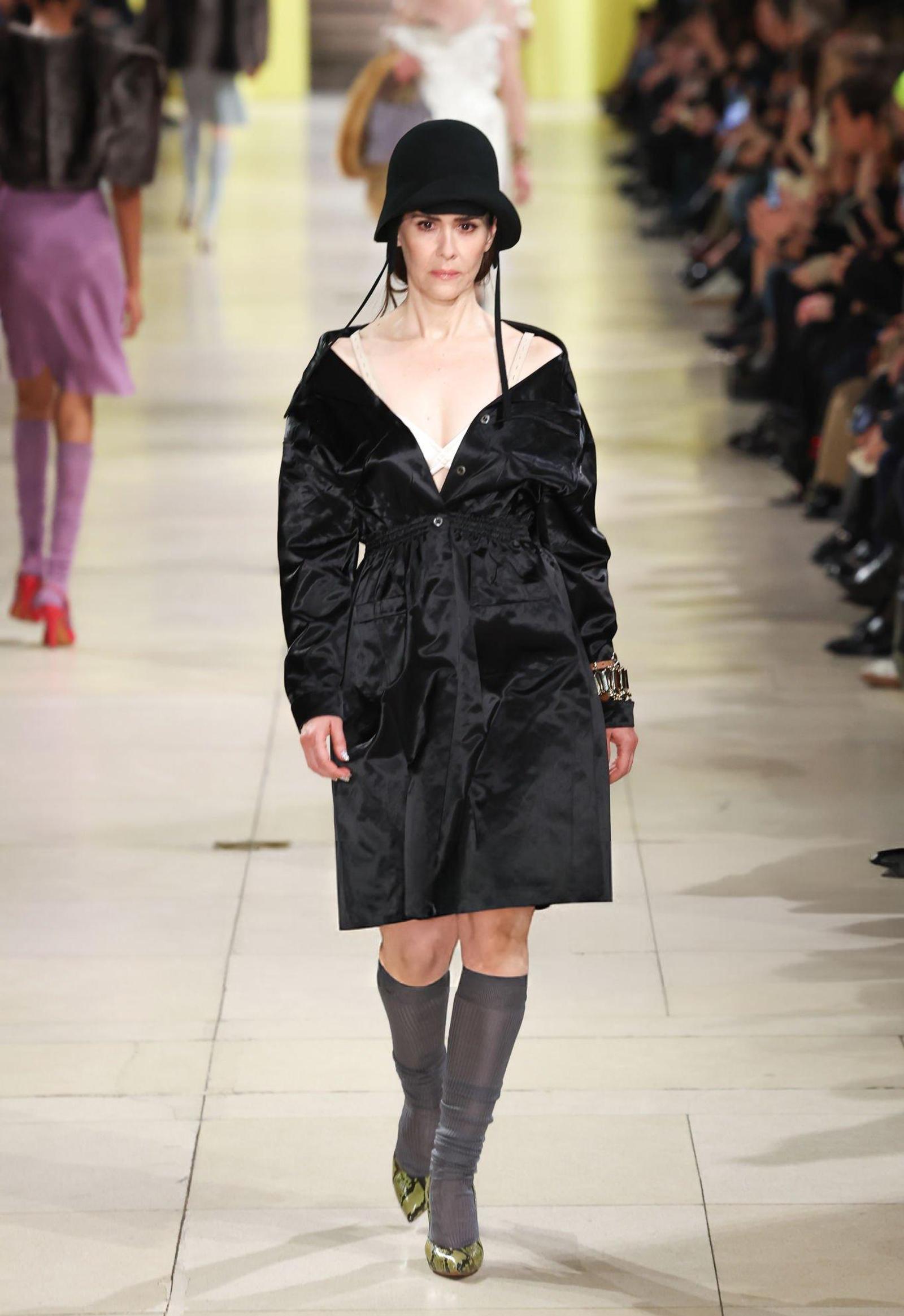 Miu Miu Hadirkan Momen Nyata Fase Wanita Dewasa di Koleksi F/W 2025