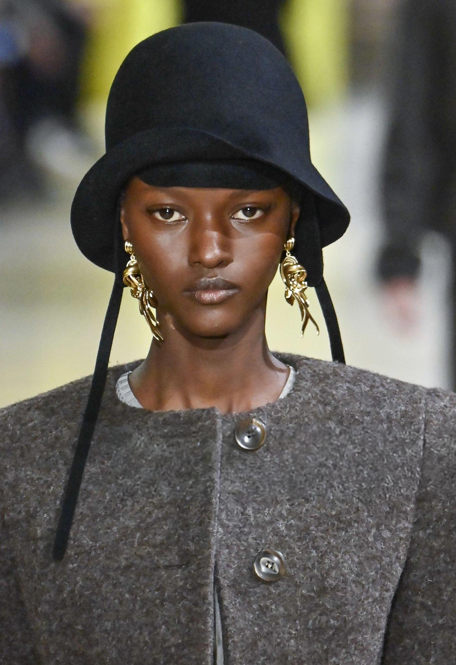 Miu Miu Hadirkan Momen Nyata Fase Wanita Dewasa di Koleksi F/W 2025