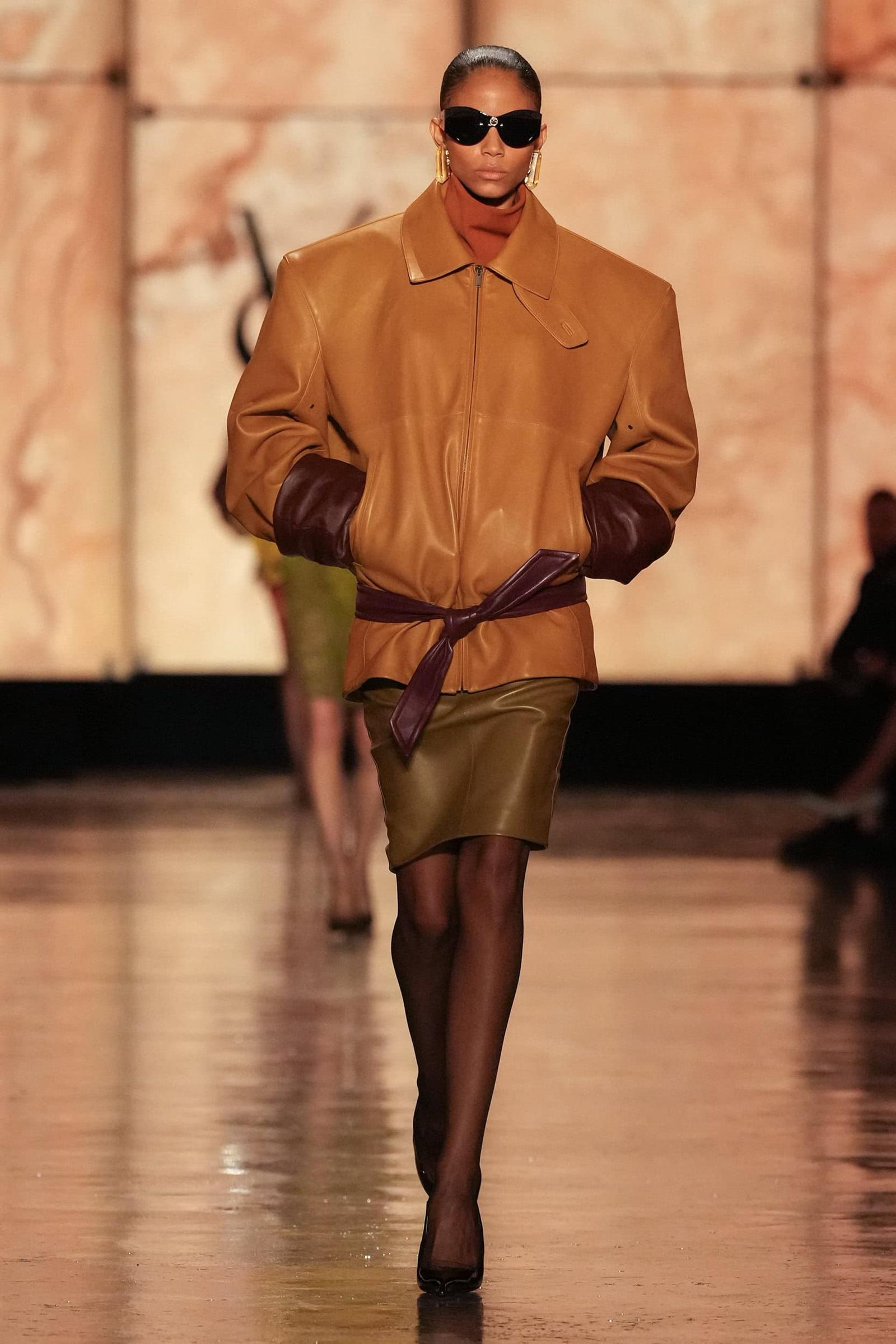 Saint Laurent Bernostalgia dengan Gaya Klasik 80-an di Koleksi Terbaru