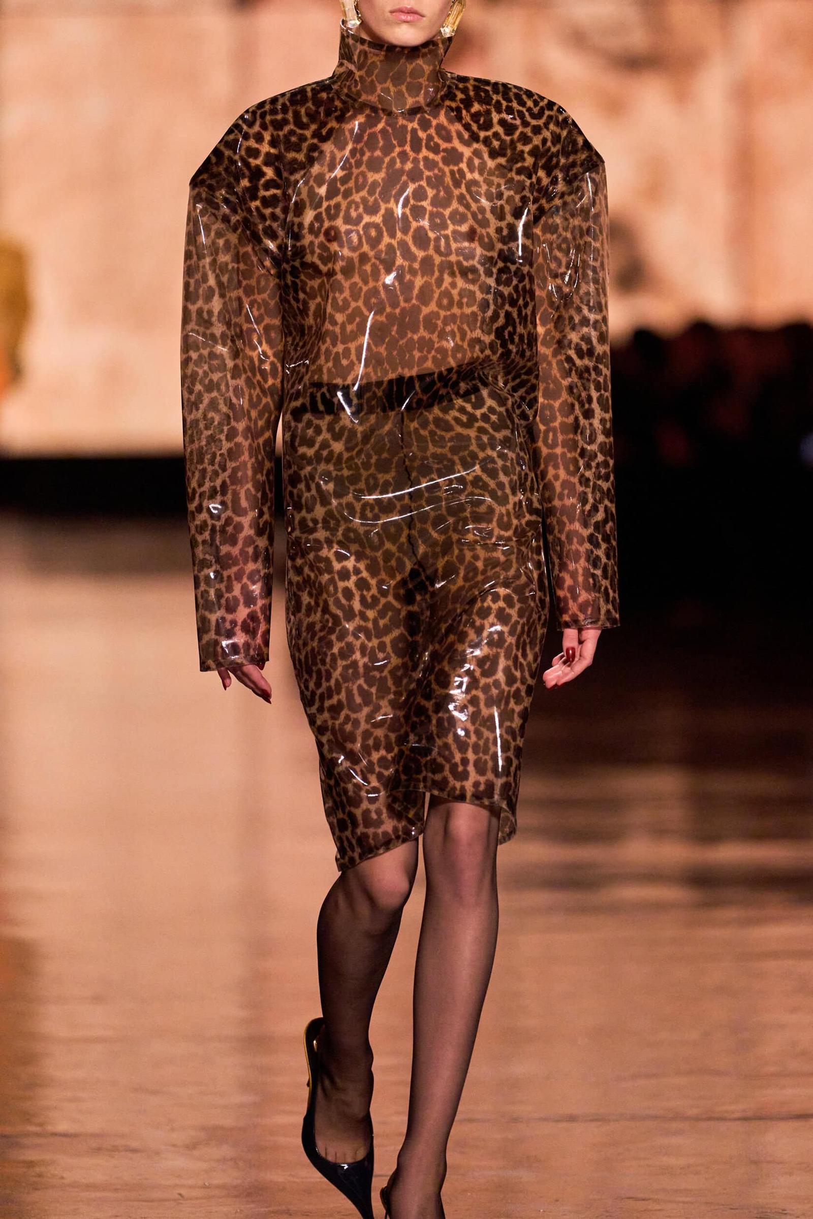 Saint Laurent Bernostalgia dengan Gaya Klasik 80-an di Koleksi Terbaru