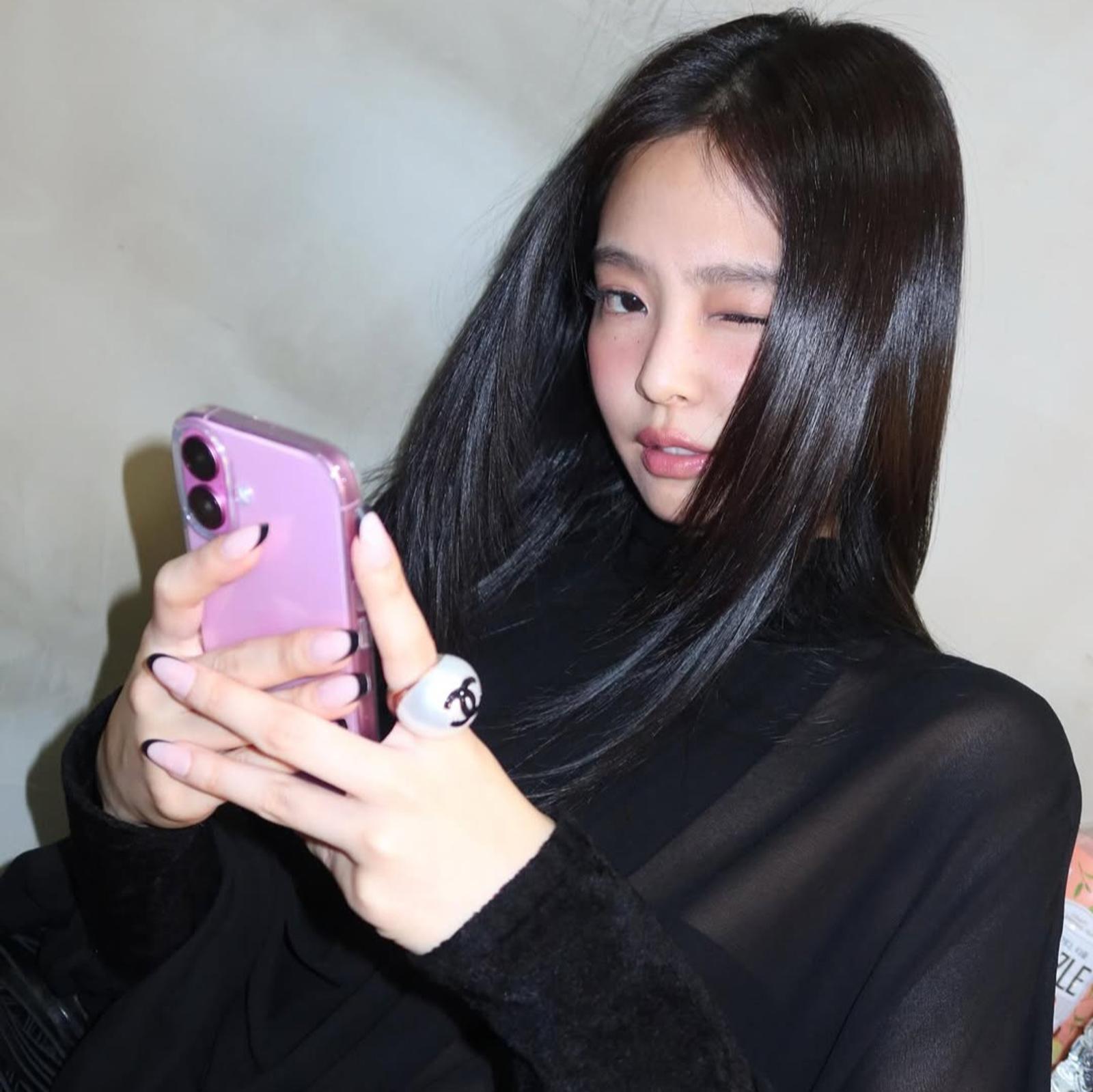 Potret Terbaru Jennie dengan Riasan Minimalis nan Fresh 