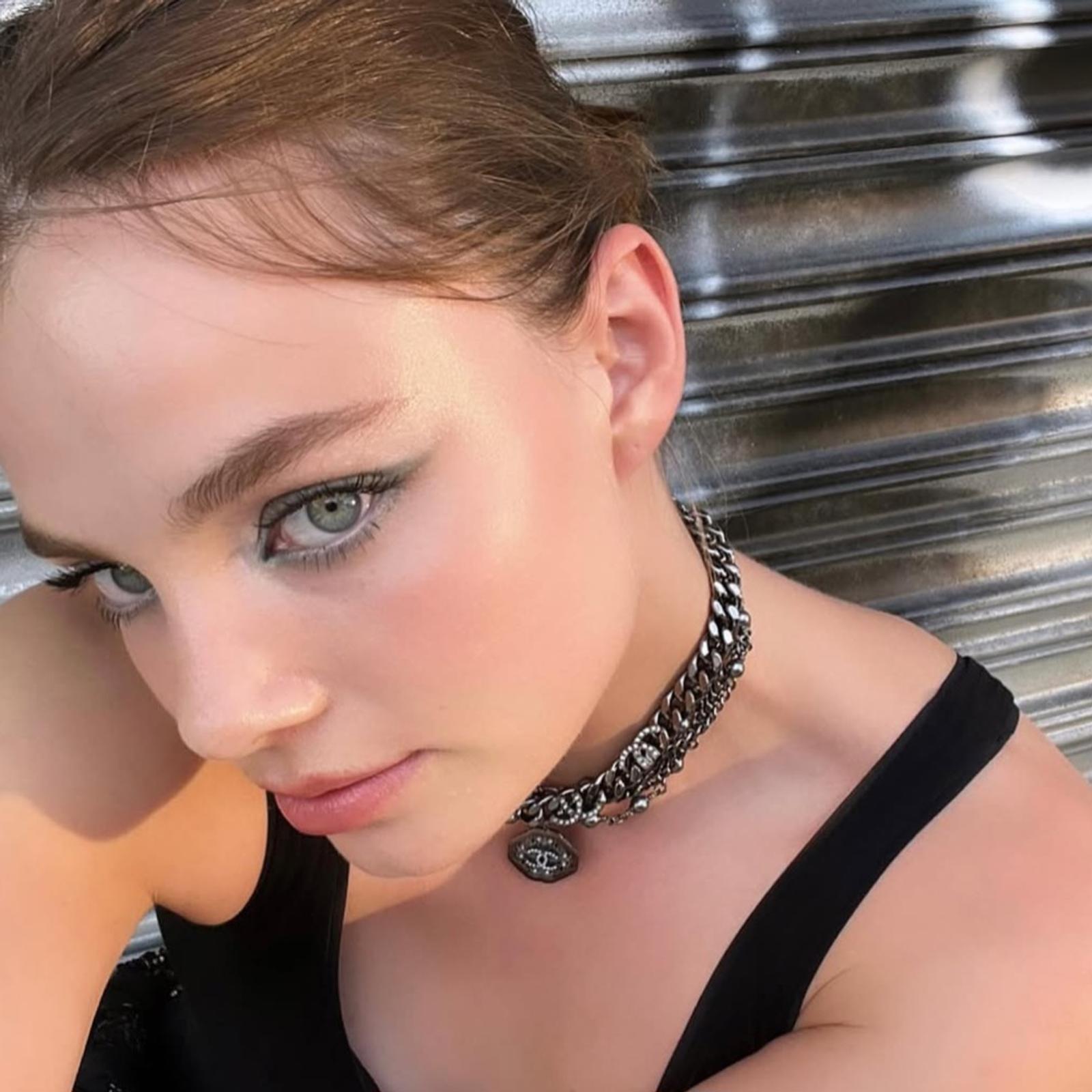 Potret Kristine Froseth dengan Berbagai Riasan 