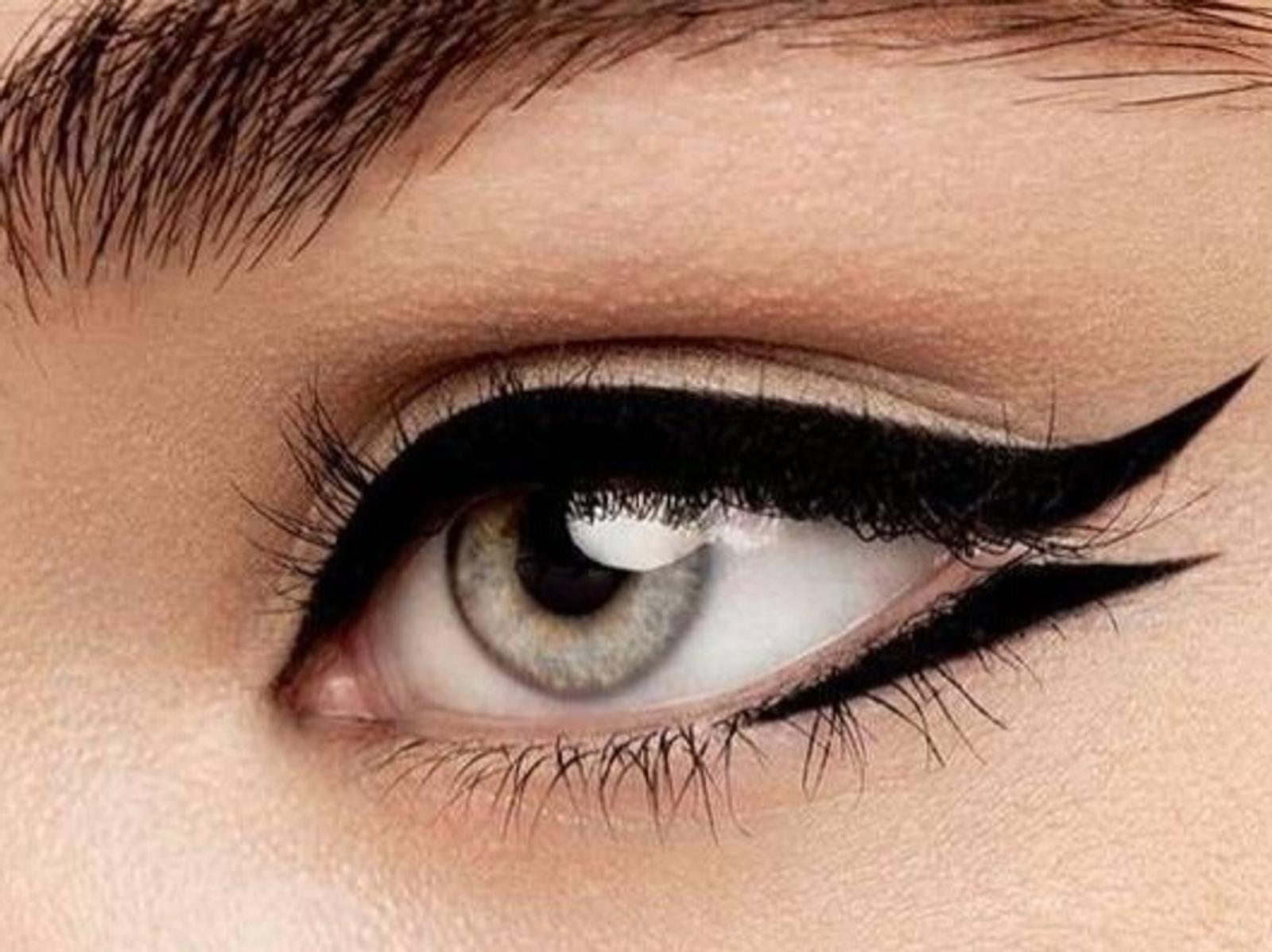 7 Gaya Graphic Eyeliner yang Bisa Kamu Coba