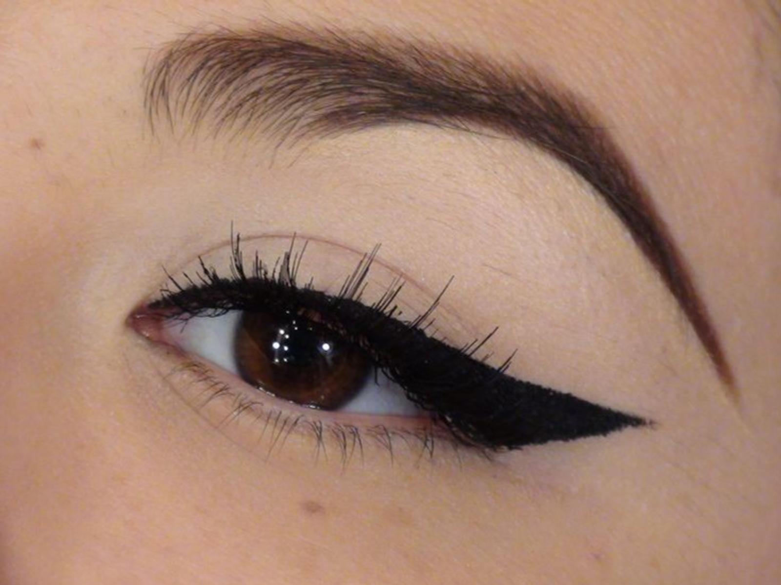 7 Gaya Graphic Eyeliner yang Bisa Kamu Coba