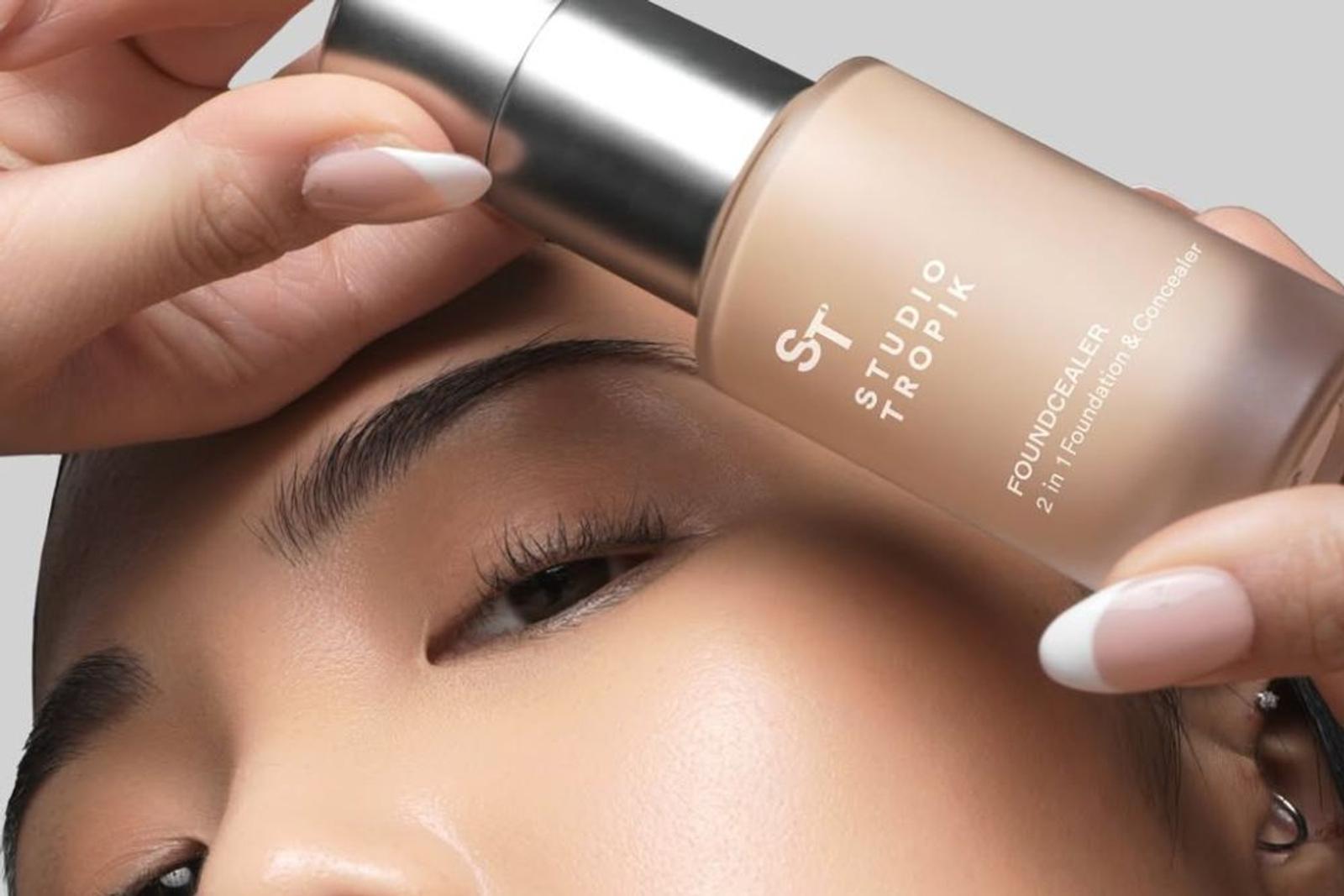 Studio Tropik Foundcealer 2 in 1 Foundation & Concealer: Multifungsi! 
