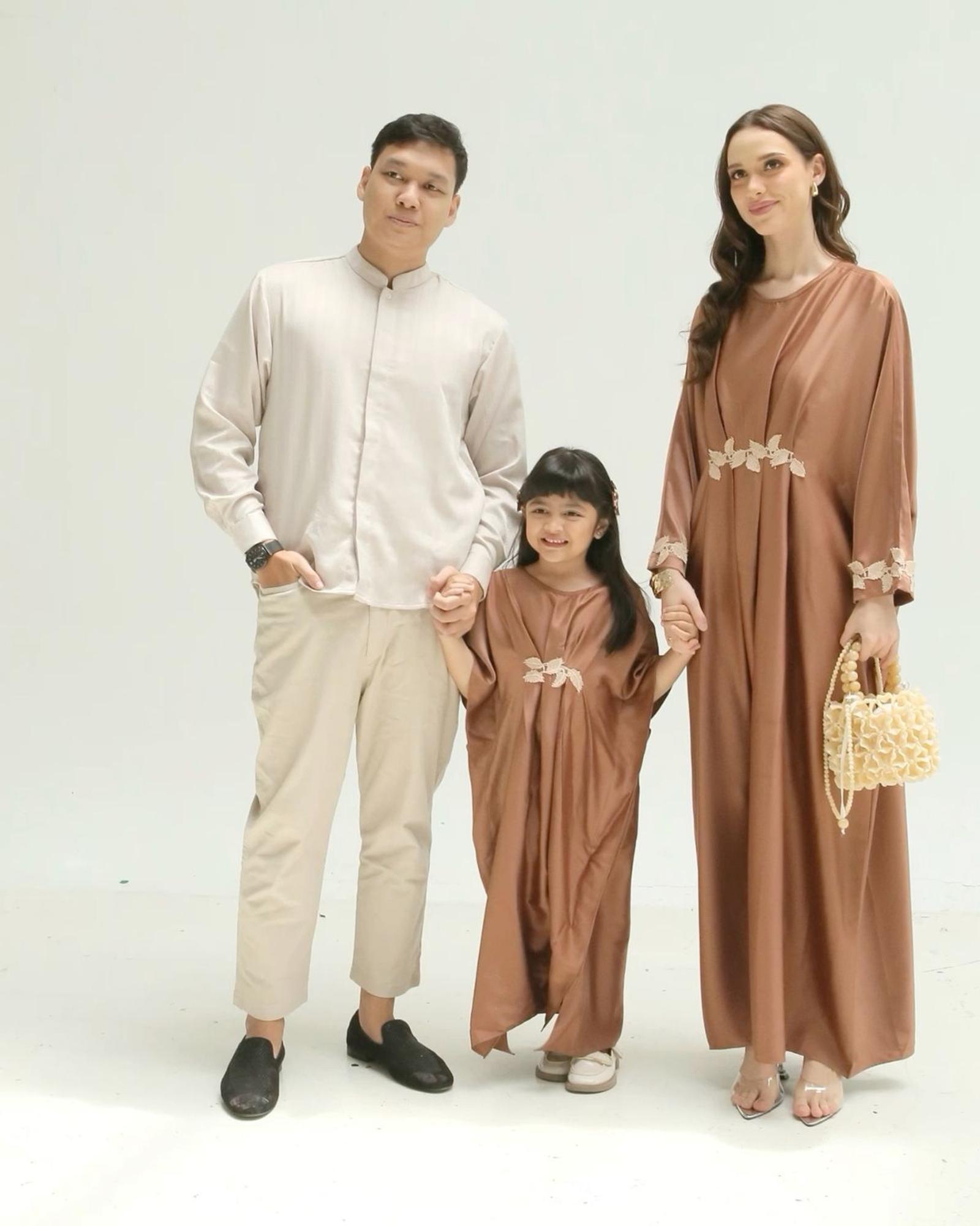 Ide Outfit Keluarga untuk Bukber, Kompak dan Seru!