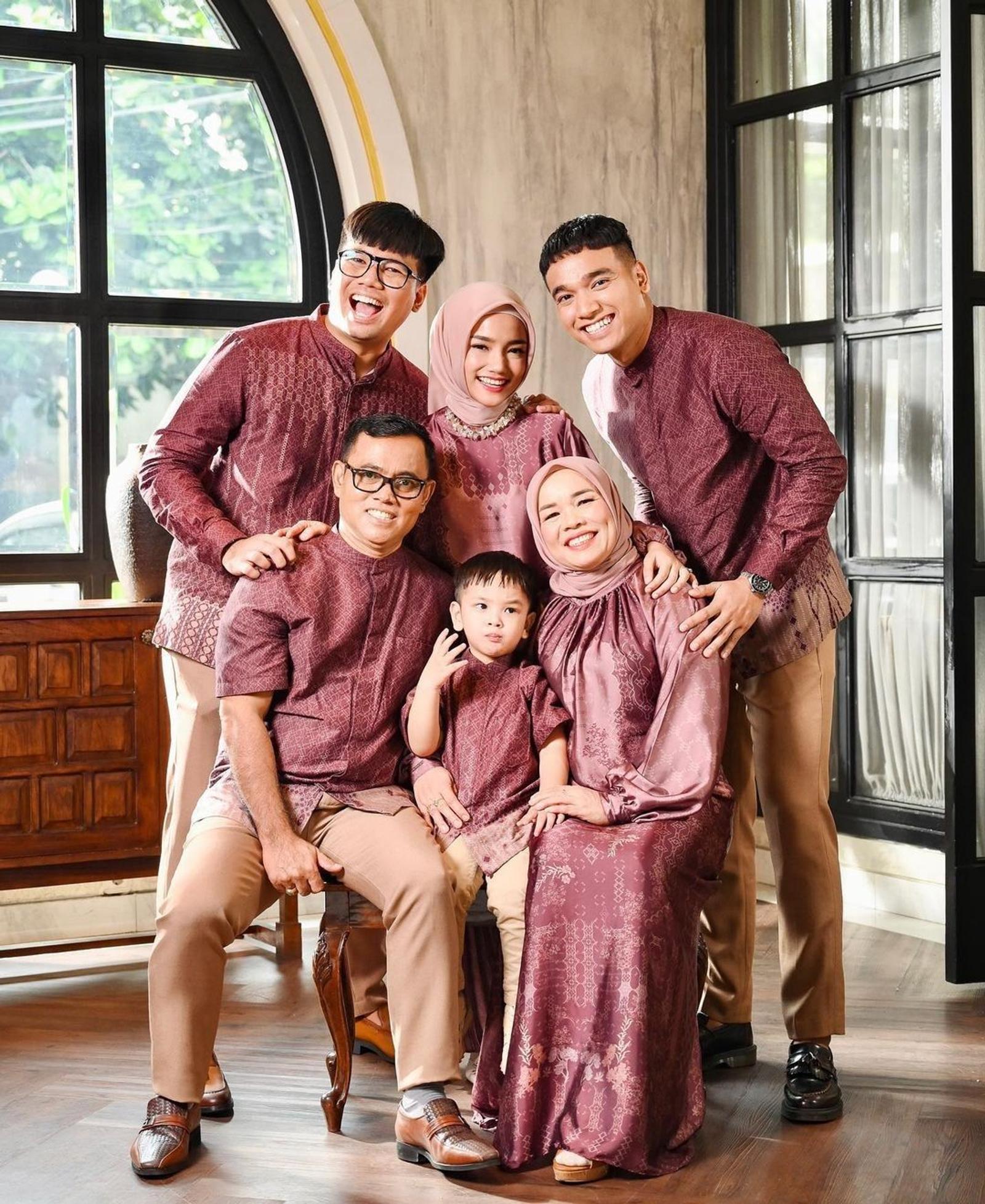 Ide Outfit Keluarga untuk Bukber, Kompak dan Seru!