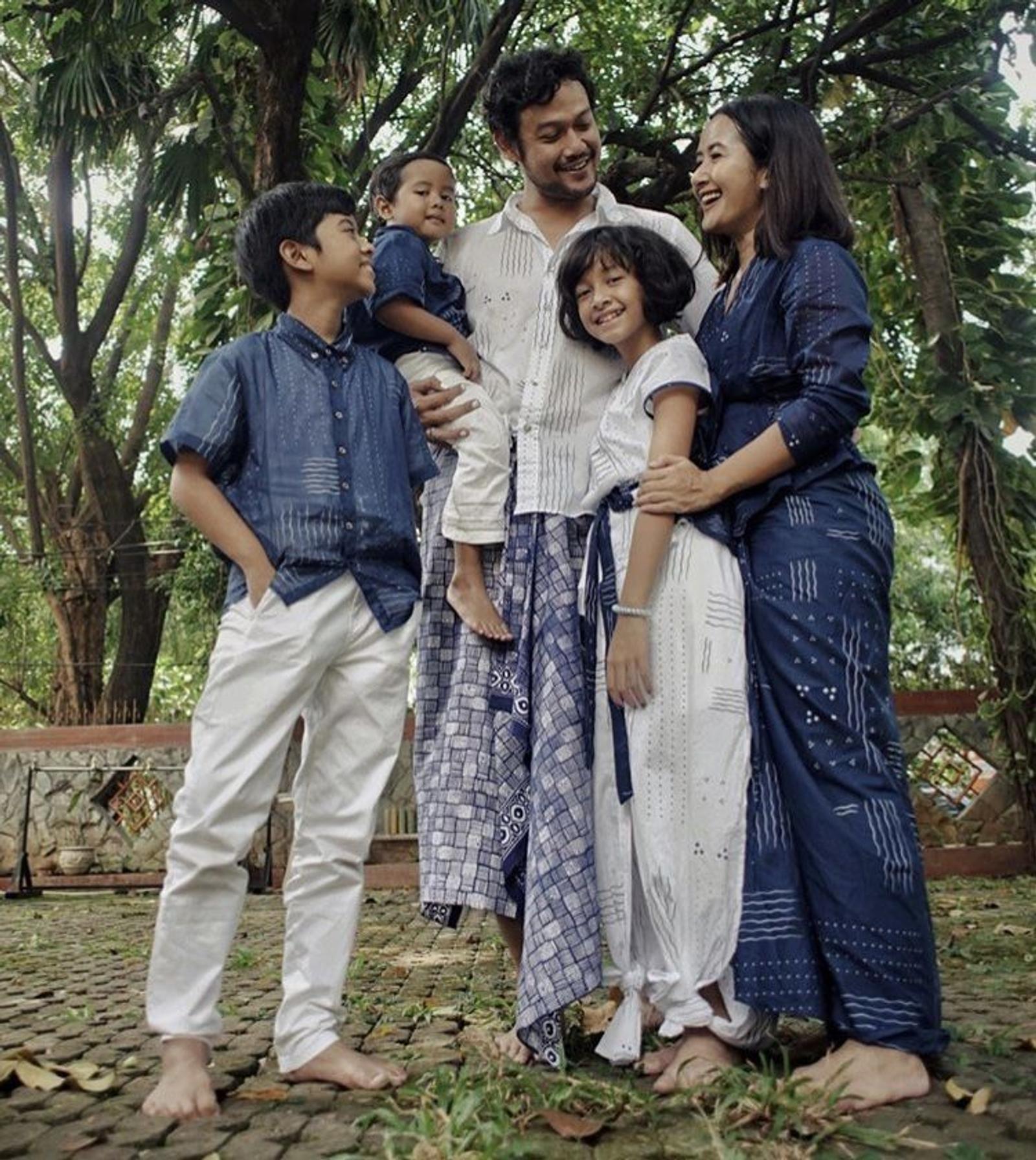 Ide Outfit Keluarga untuk Bukber, Kompak dan Seru!