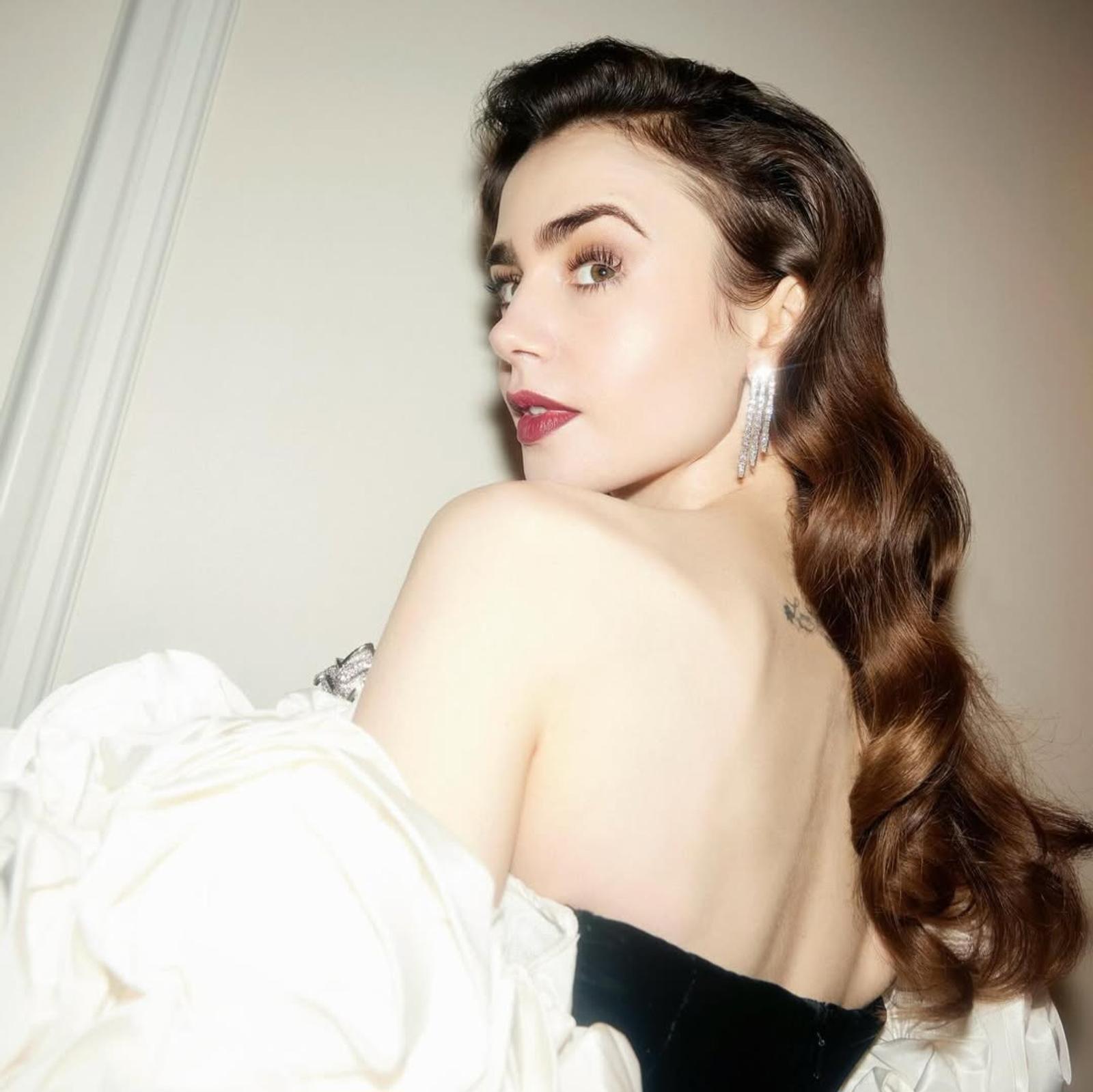 Potret Lily Collins dengan Berbagai Gaya Rambut 