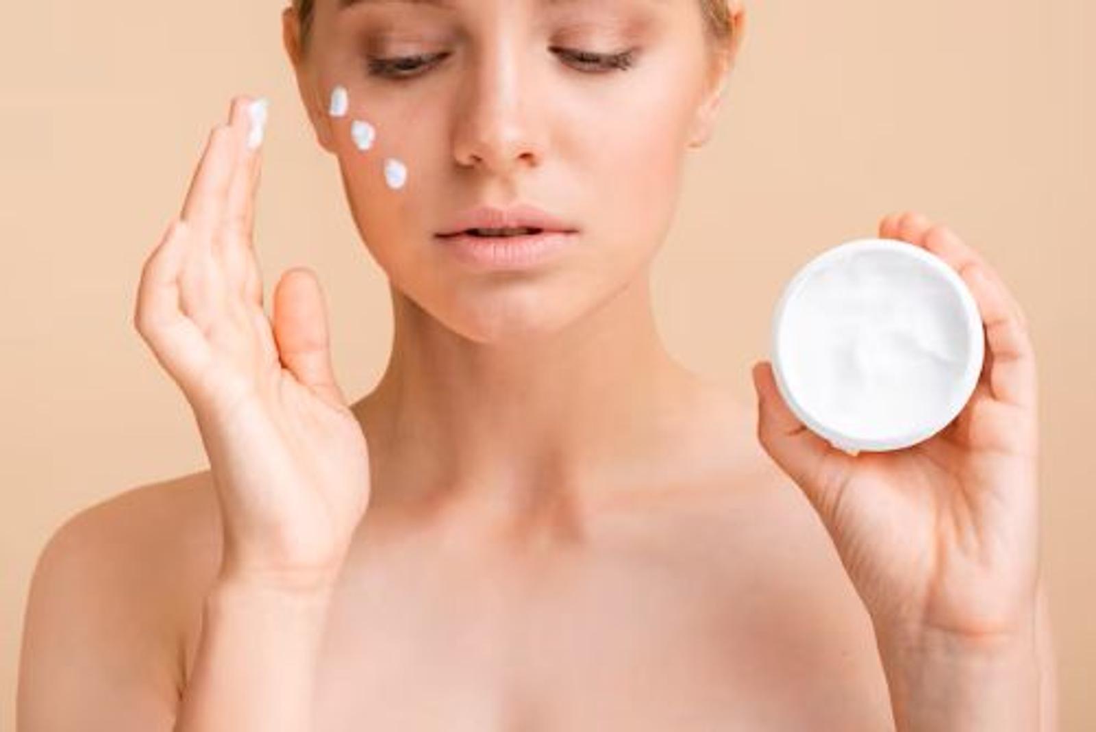 Ini Kandungan Pada Kosmetik yang Harus Dihindari Kulit Acne Prone 
