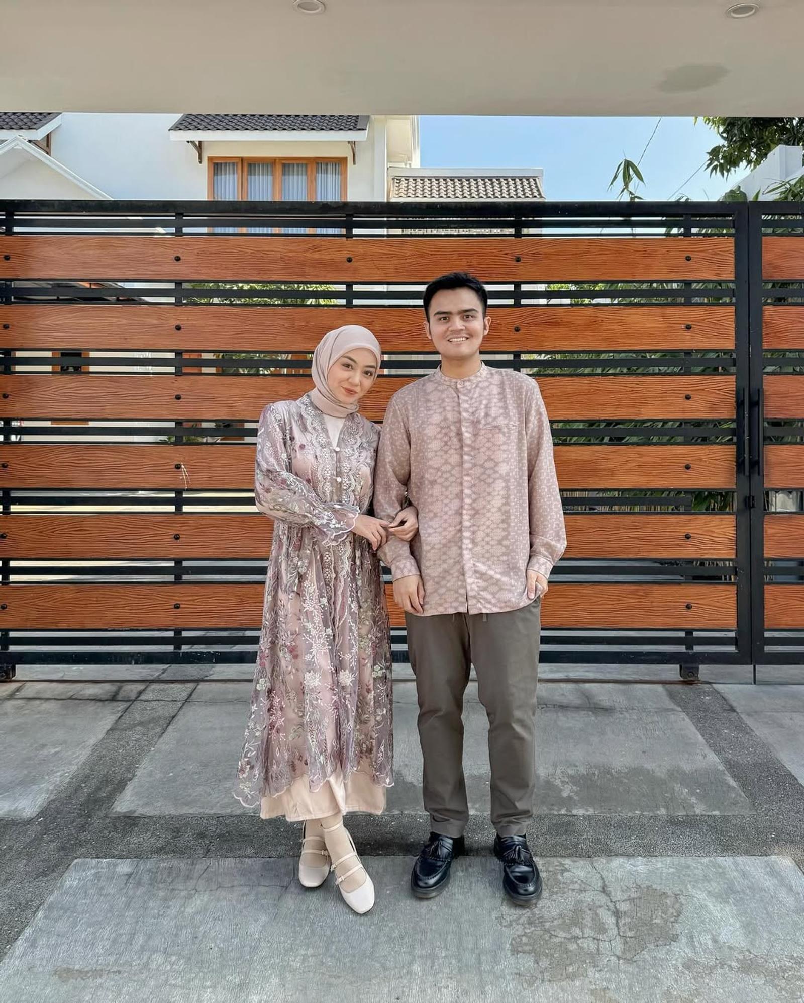 5 Rekomendasi Baju Lebaran Couple 2025