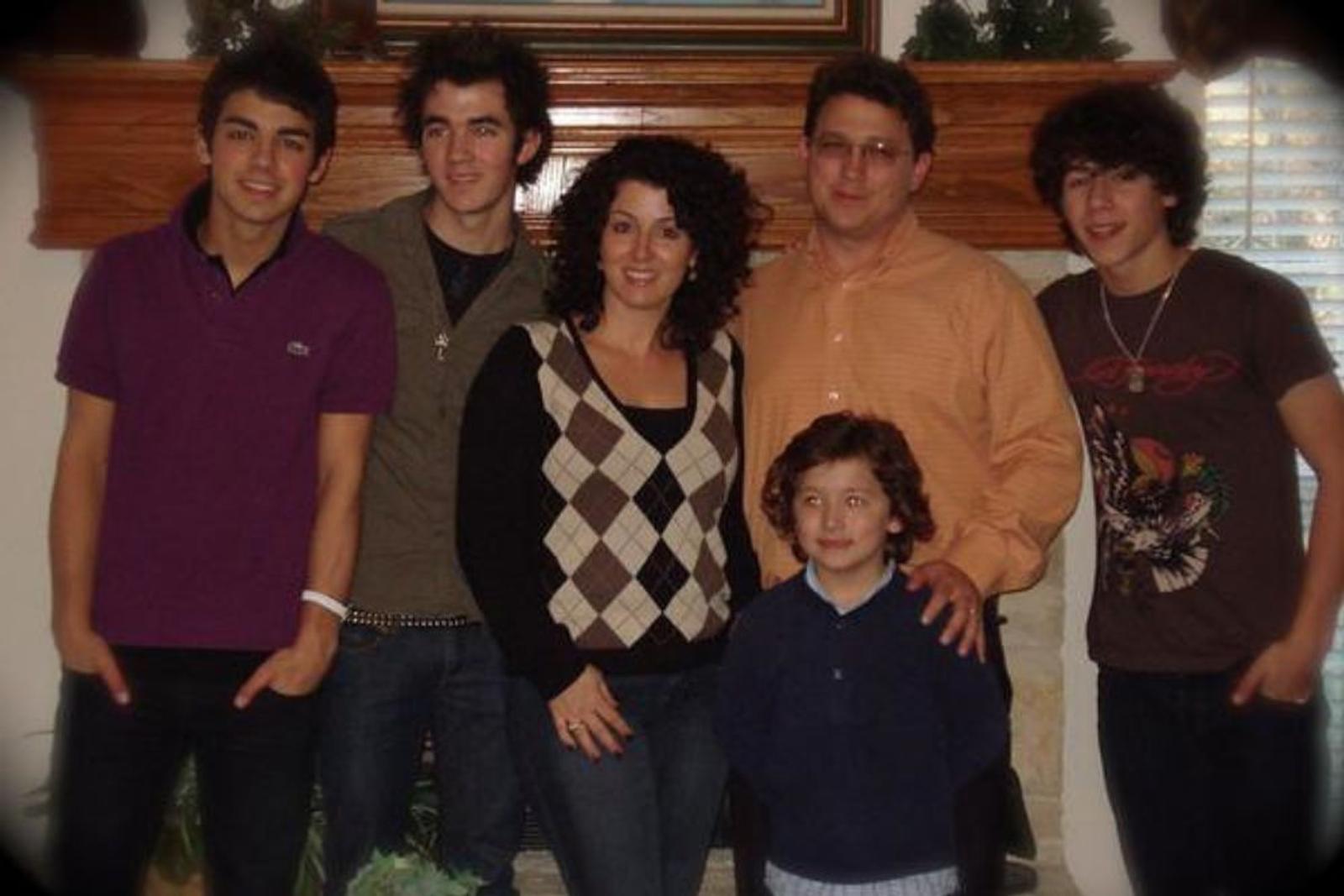 Anniversary ke-20, Ini 8 Fakta Keluarga The Jonas Brothers 