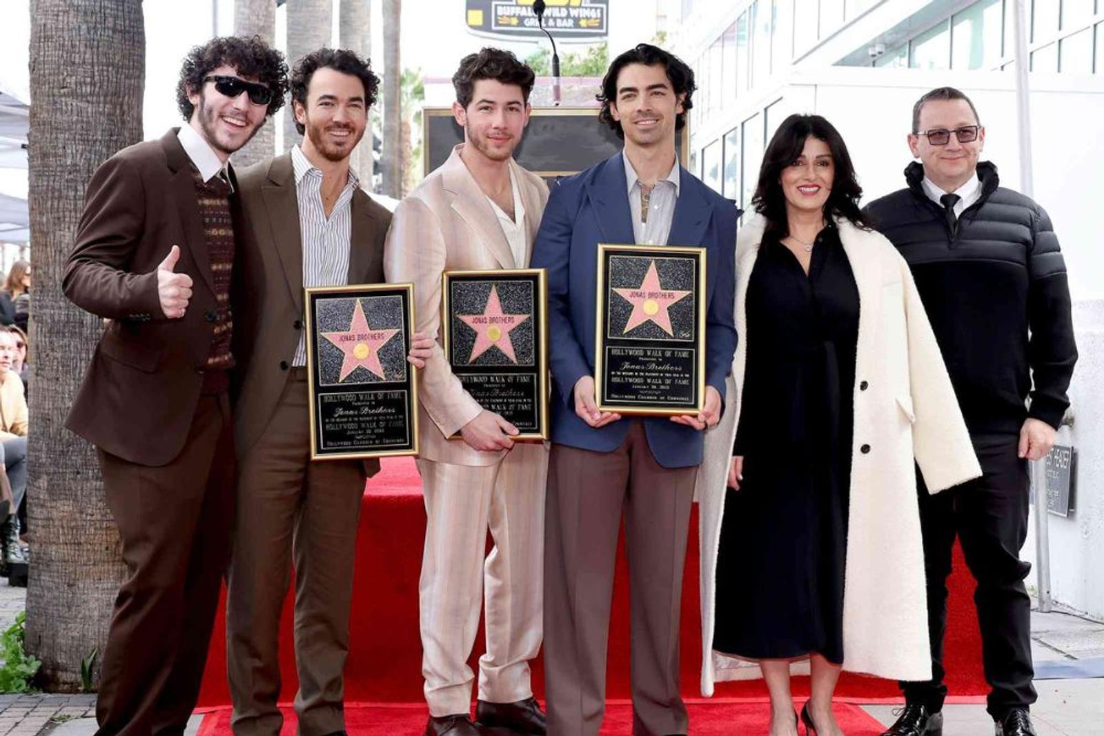 Anniversary ke-20, Ini 8 Fakta Keluarga The Jonas Brothers 
