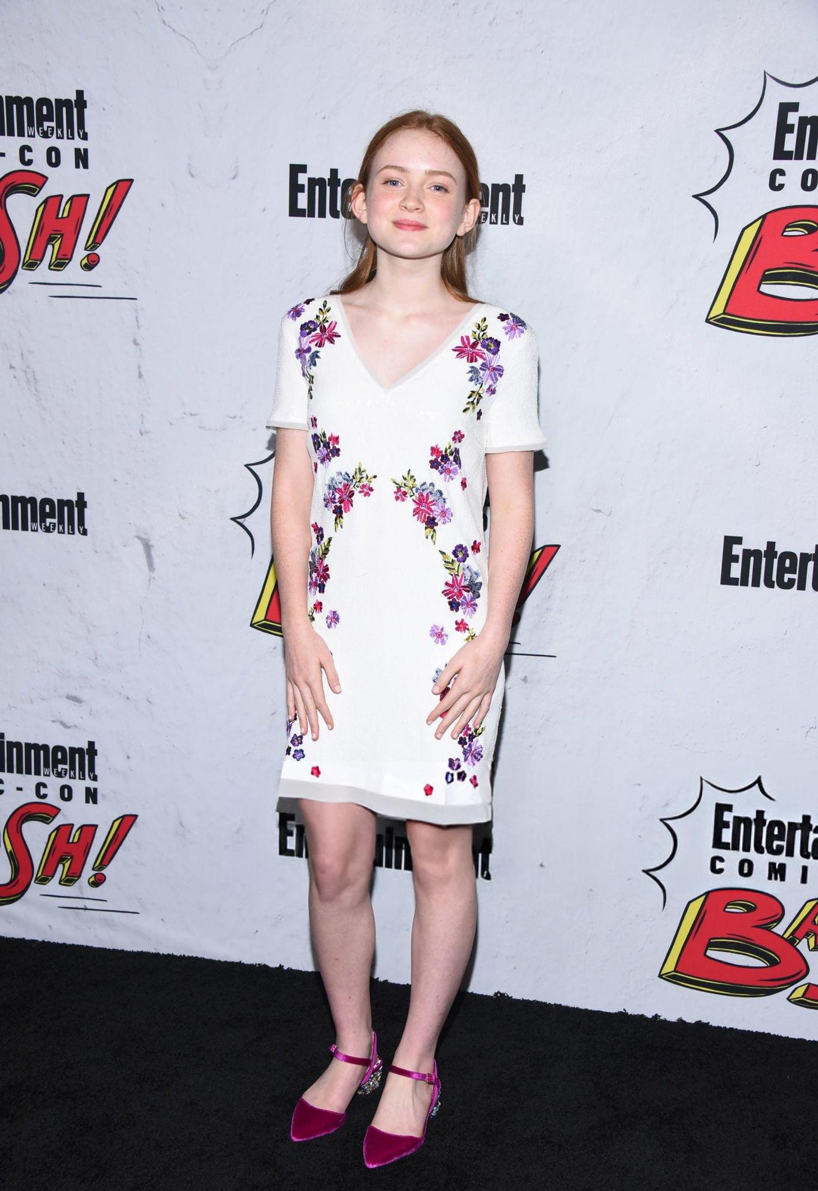 7 Transformasi Gaya Sadie Sink di Karpet Merah, Polos hingga Glamor