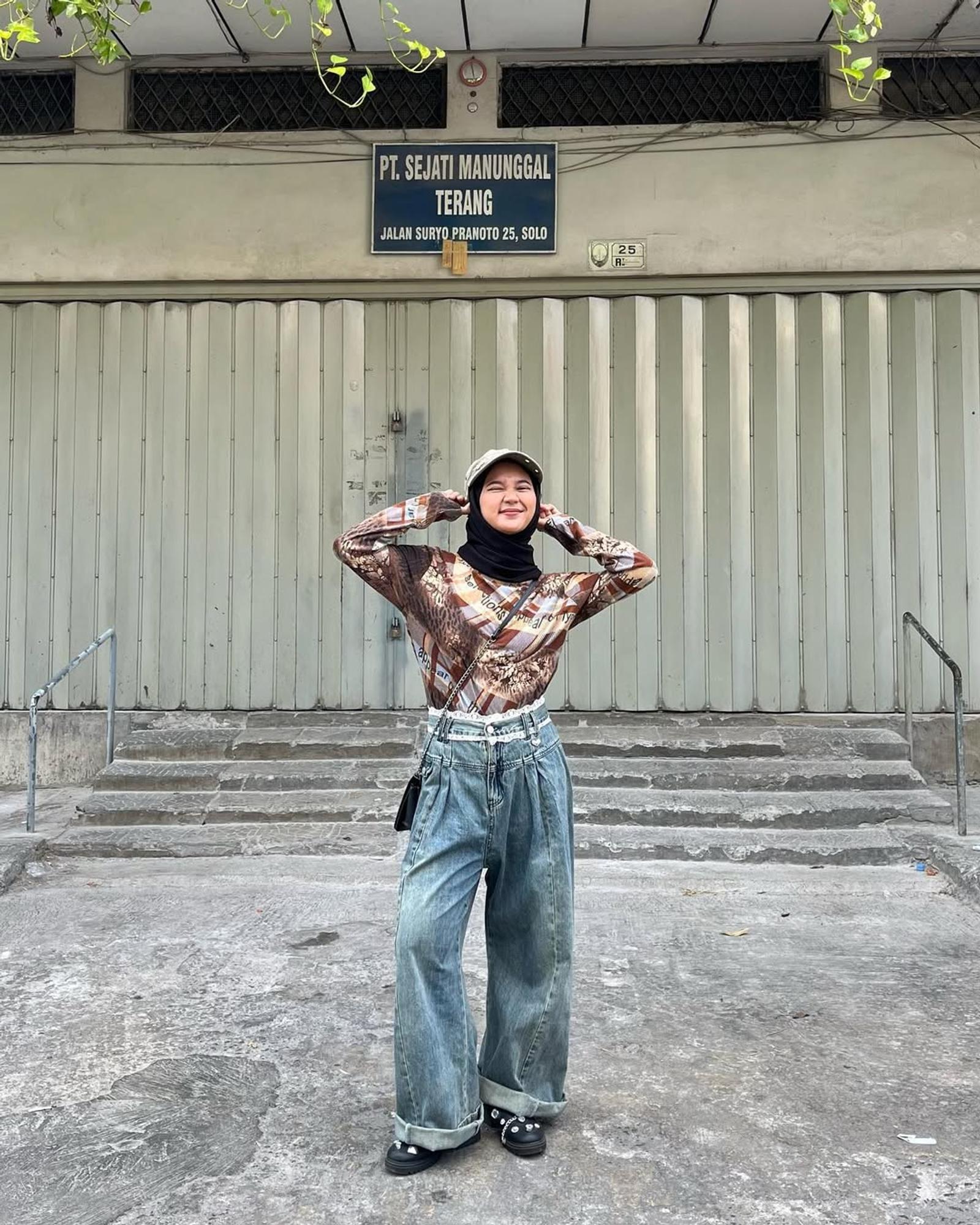 7 Padu-padan Outfit Motif untuk Perempuan Hijab yang Gampang Ditiru
