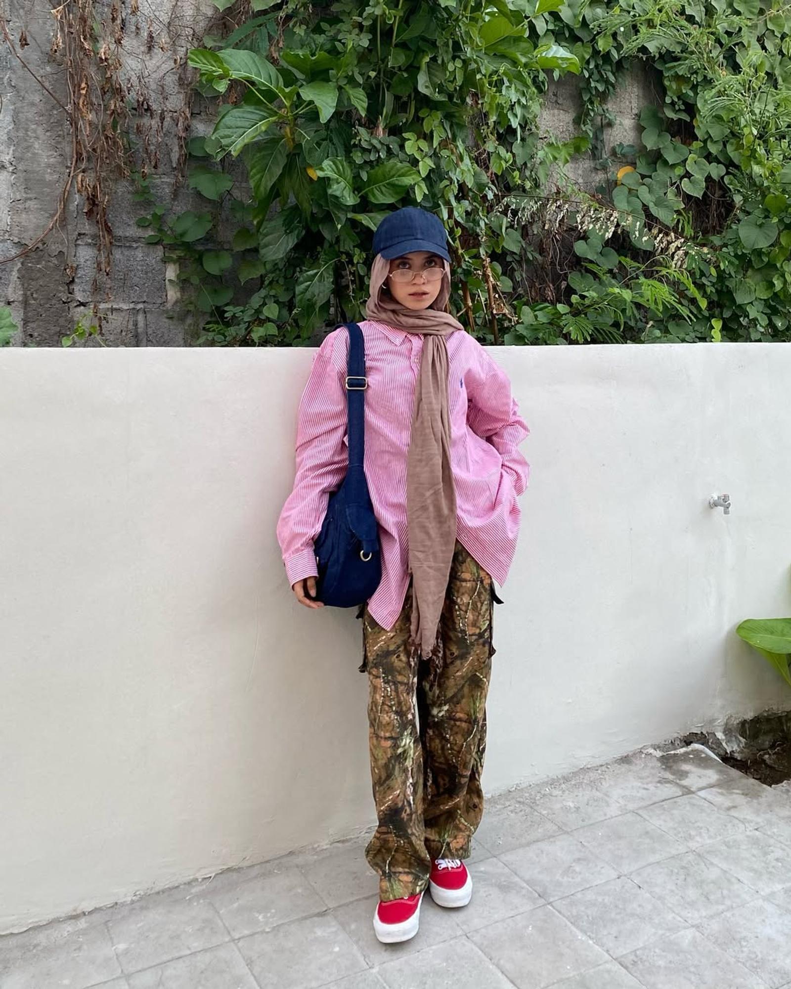 7 Padu-padan Outfit Motif untuk Perempuan Hijab yang Gampang Ditiru