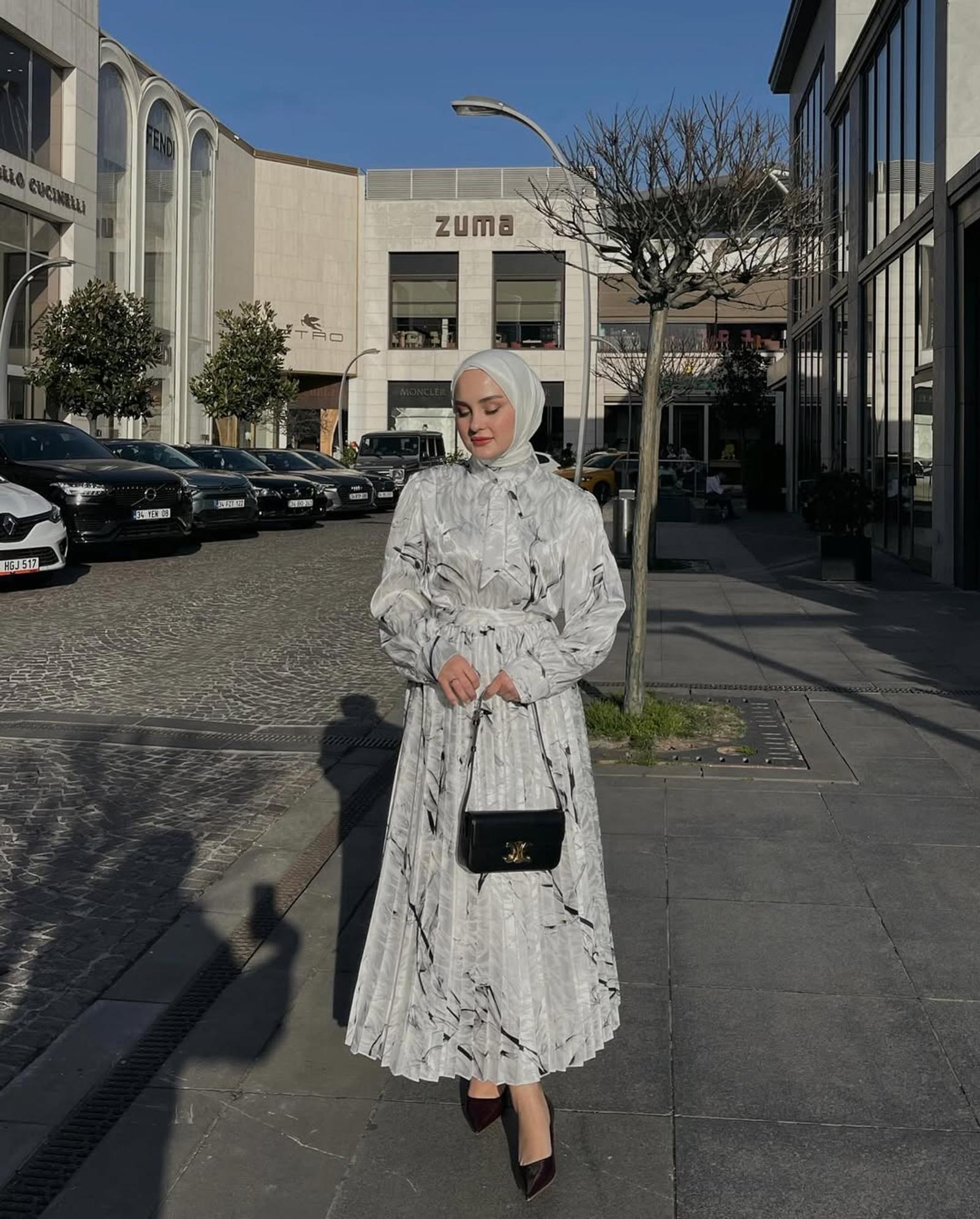 7 Cara Modis Padu-padan Dress Panjang untuk Kondangan