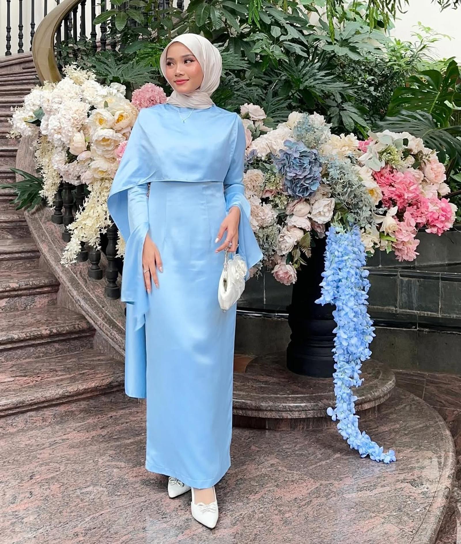 7 Cara Modis Padu-padan Dress Panjang untuk Kondangan