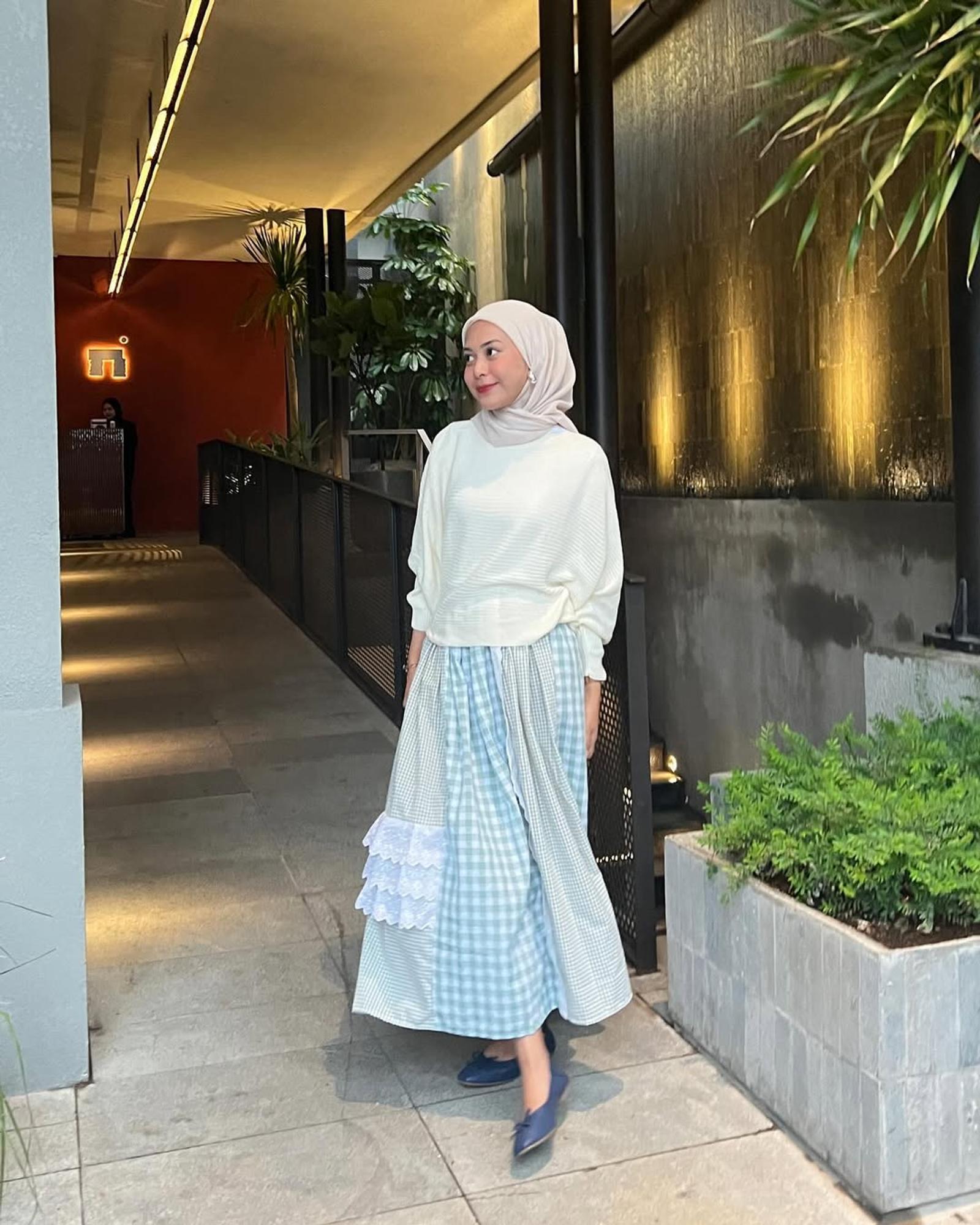7 Padu-padan Outfit Motif untuk Perempuan Hijab yang Gampang Ditiru
