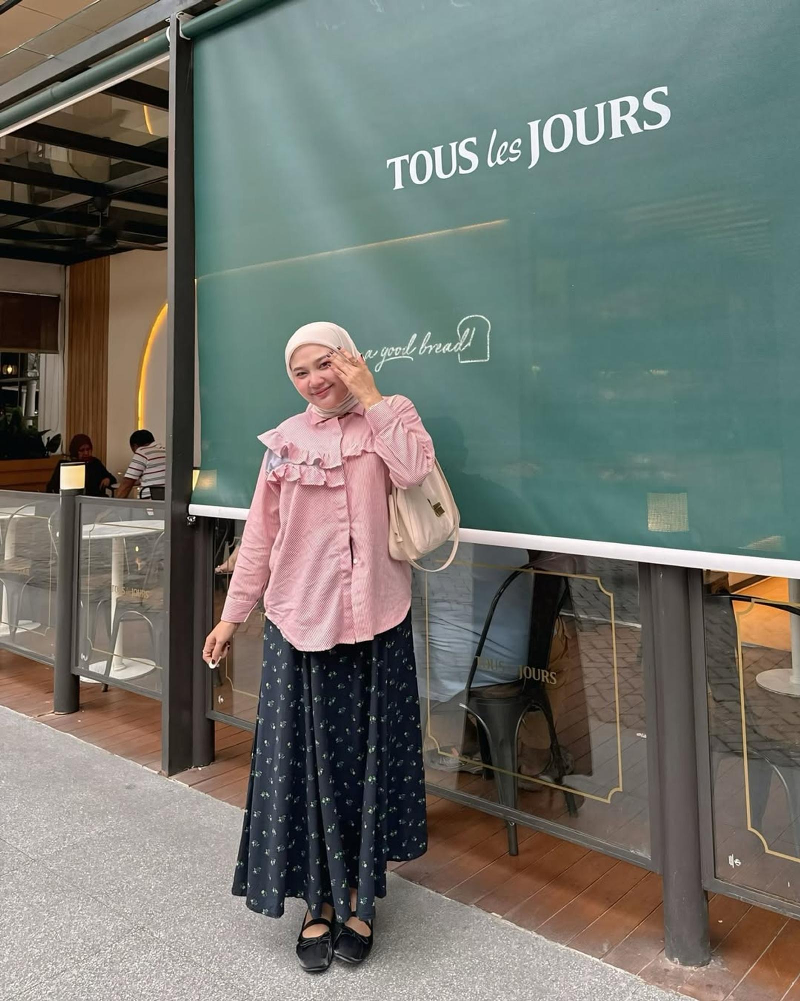 7 Padu-padan Outfit Motif untuk Perempuan Hijab yang Gampang Ditiru