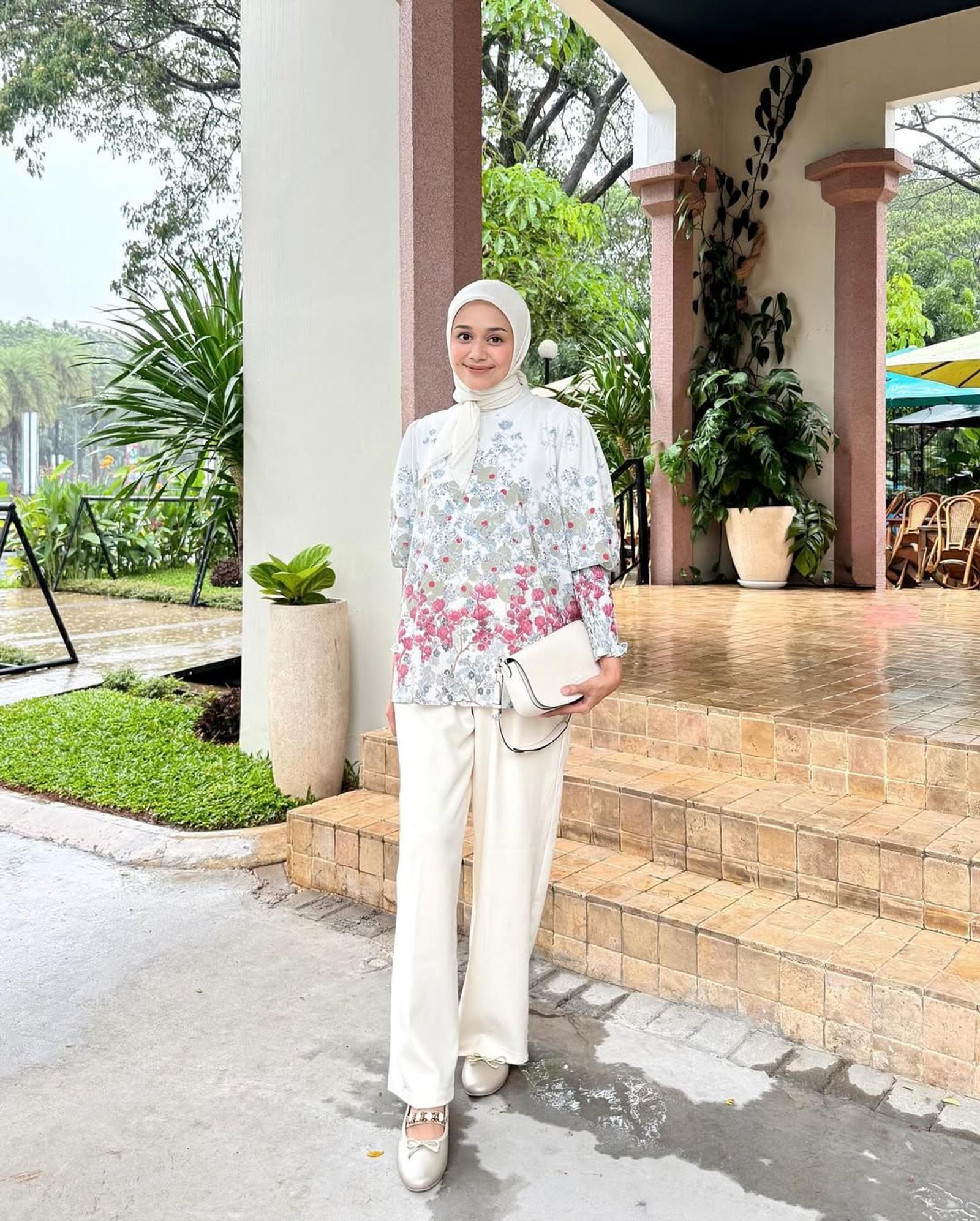 7 Padu-padan Outfit Motif untuk Perempuan Hijab yang Gampang Ditiru