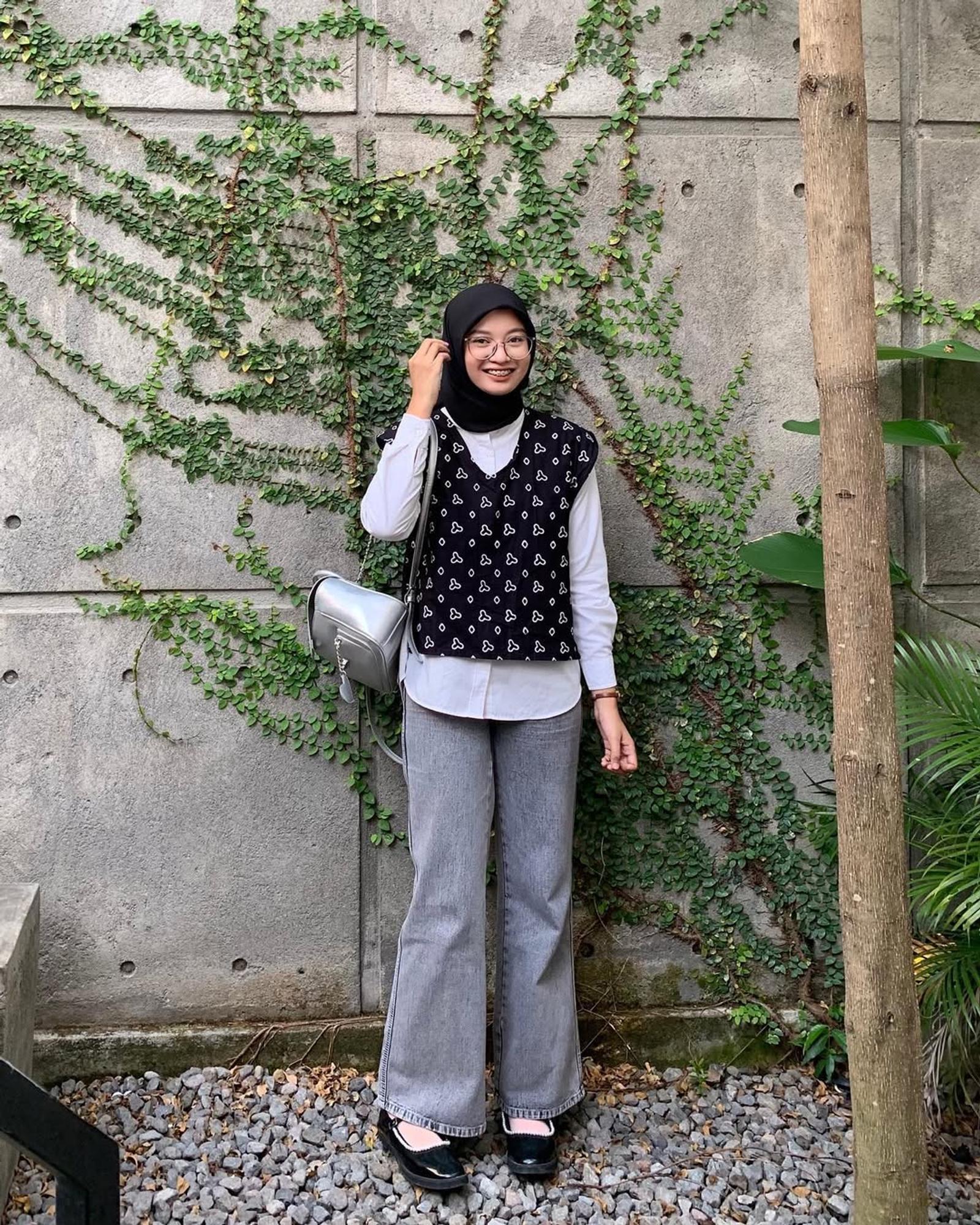 7 Padu-padan Outfit Motif untuk Perempuan Hijab yang Gampang Ditiru