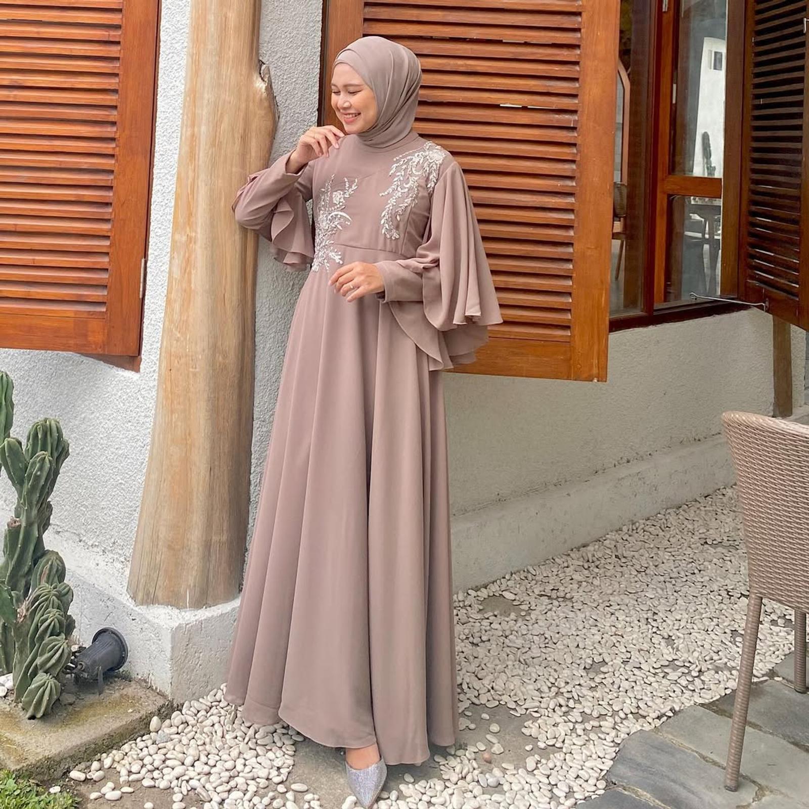 7 Cara Modis Padu-padan Dress Panjang untuk Kondangan
