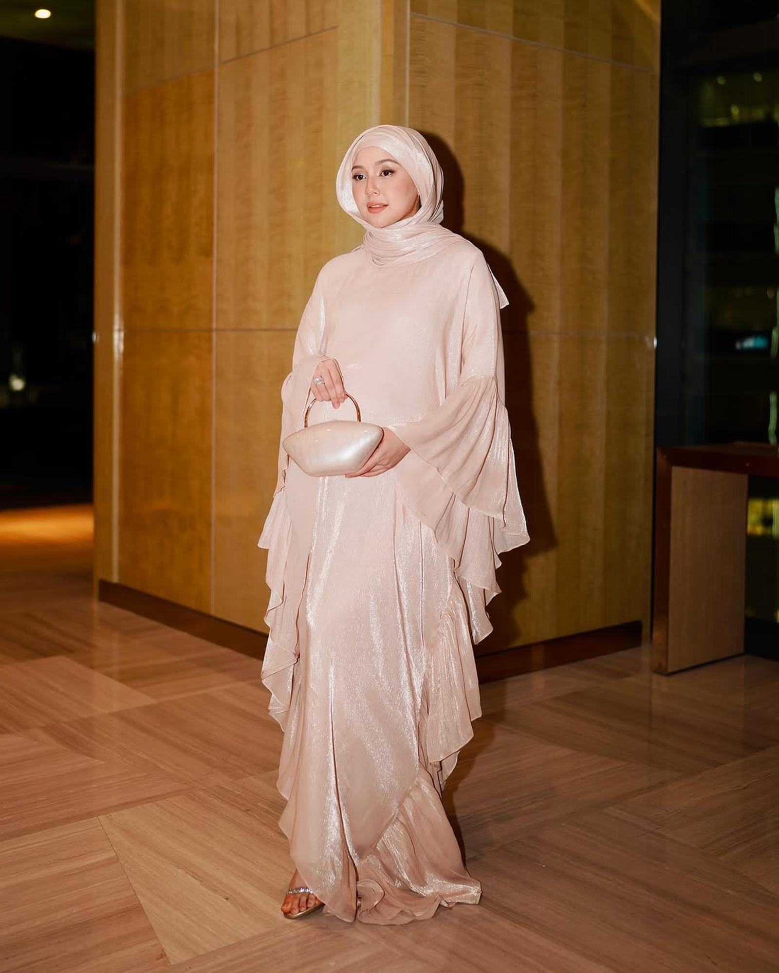 7 Cara Modis Padu-padan Dress Panjang untuk Kondangan