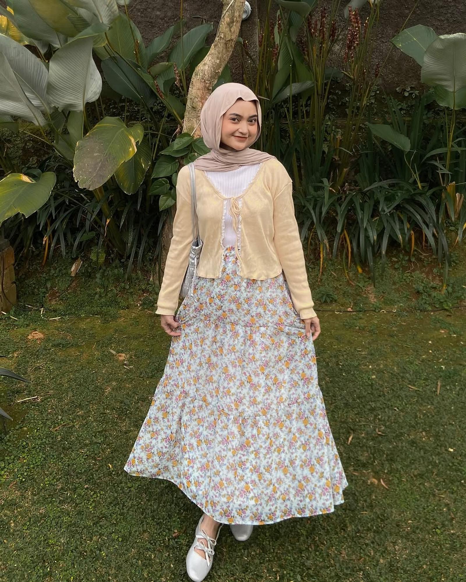7 Padu-padan Outfit Motif untuk Perempuan Hijab yang Gampang Ditiru