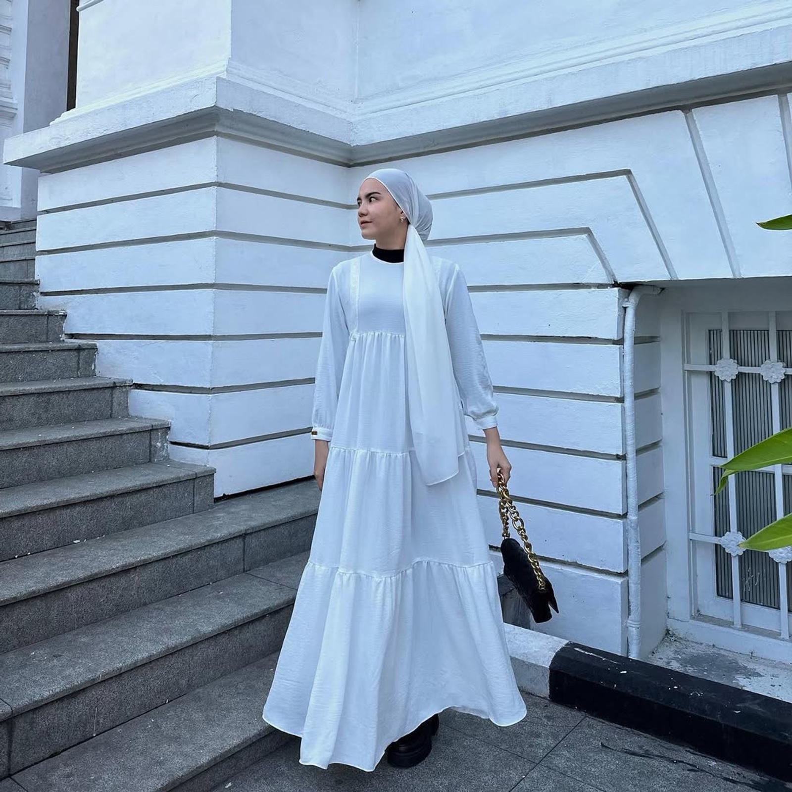 7 Cara Modis Padu-padan Dress Panjang untuk Kondangan